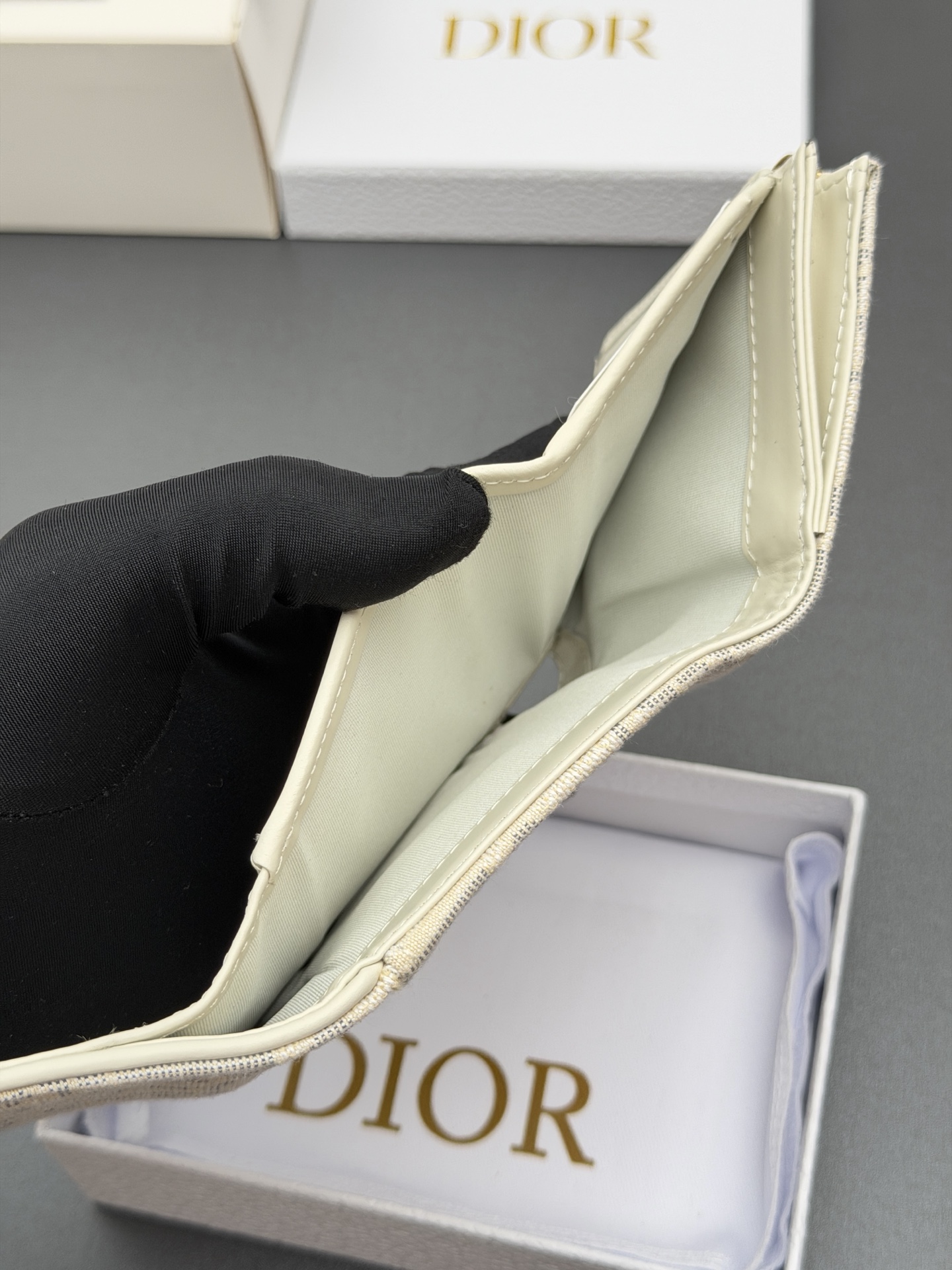 Dior Bloom马鞍钱包系列这款Bloom马鞍钱包精巧实用