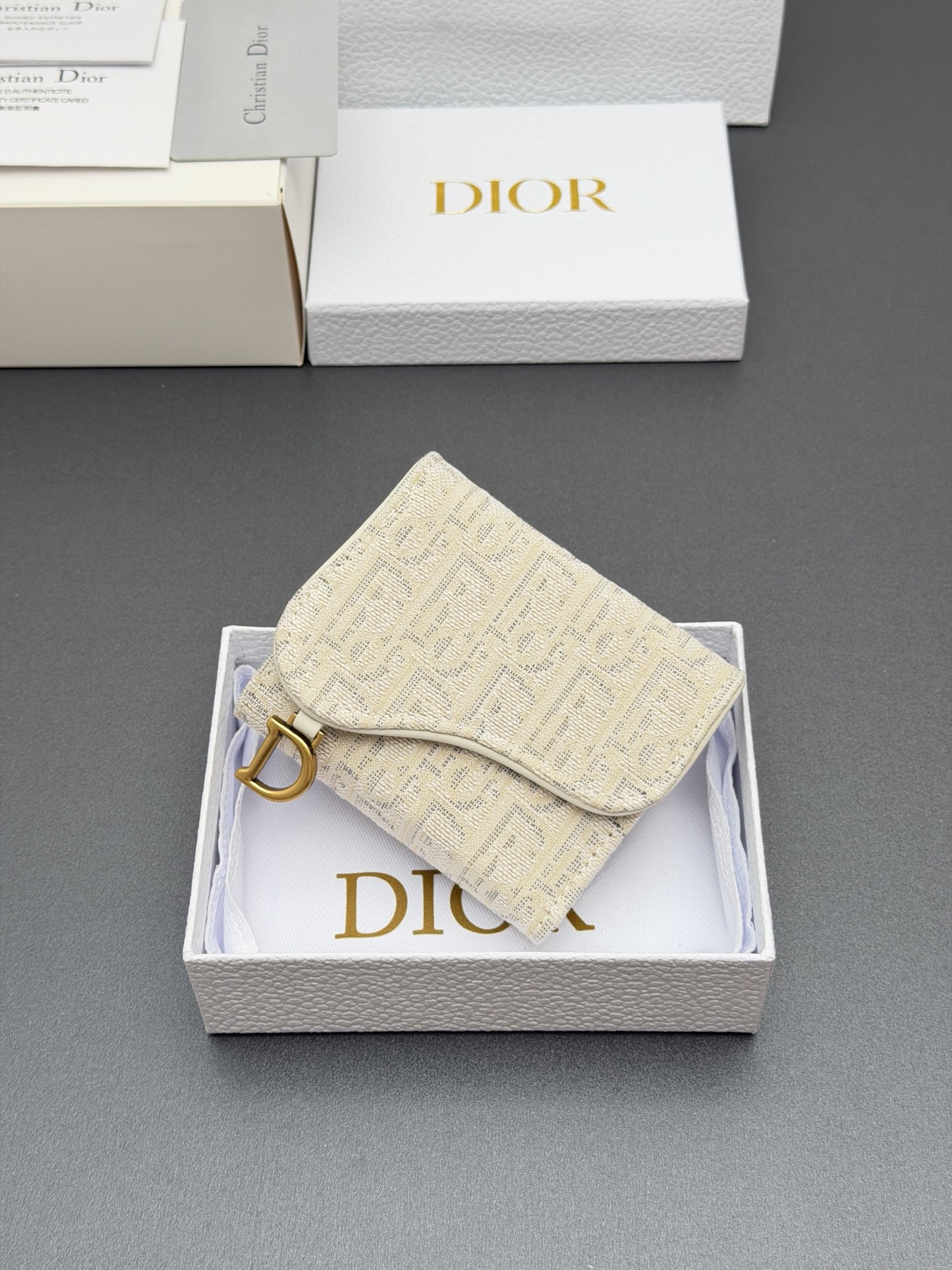 Dior Bloom马鞍钱包系列这款Bloom马鞍钱包精巧实用