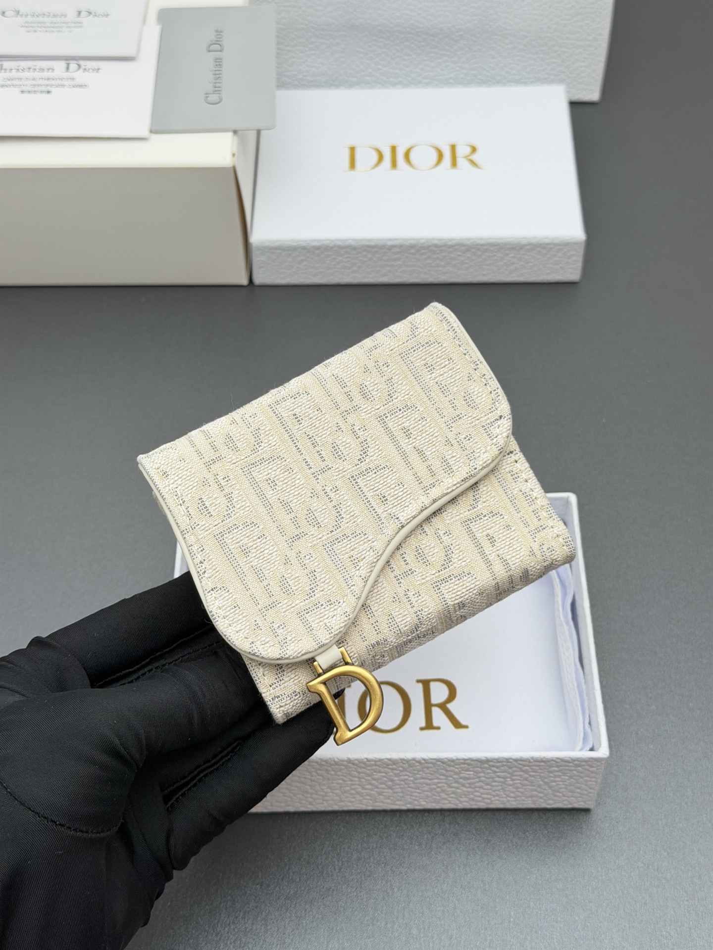 Dior Bloom马鞍钱包系列这款Bloom马鞍钱包精巧实用