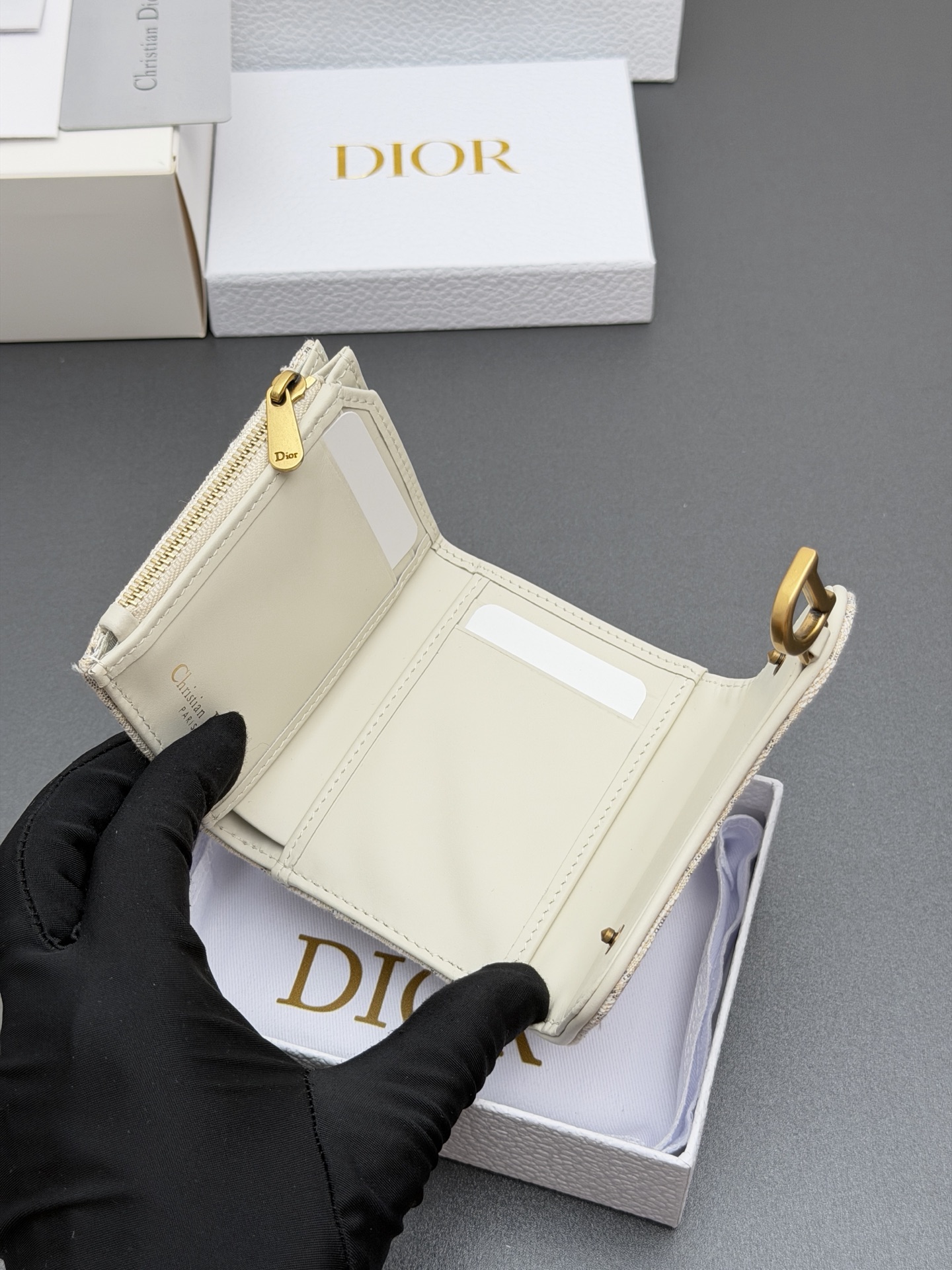 Dior Bloom马鞍钱包系列这款Bloom马鞍钱包精巧实用
