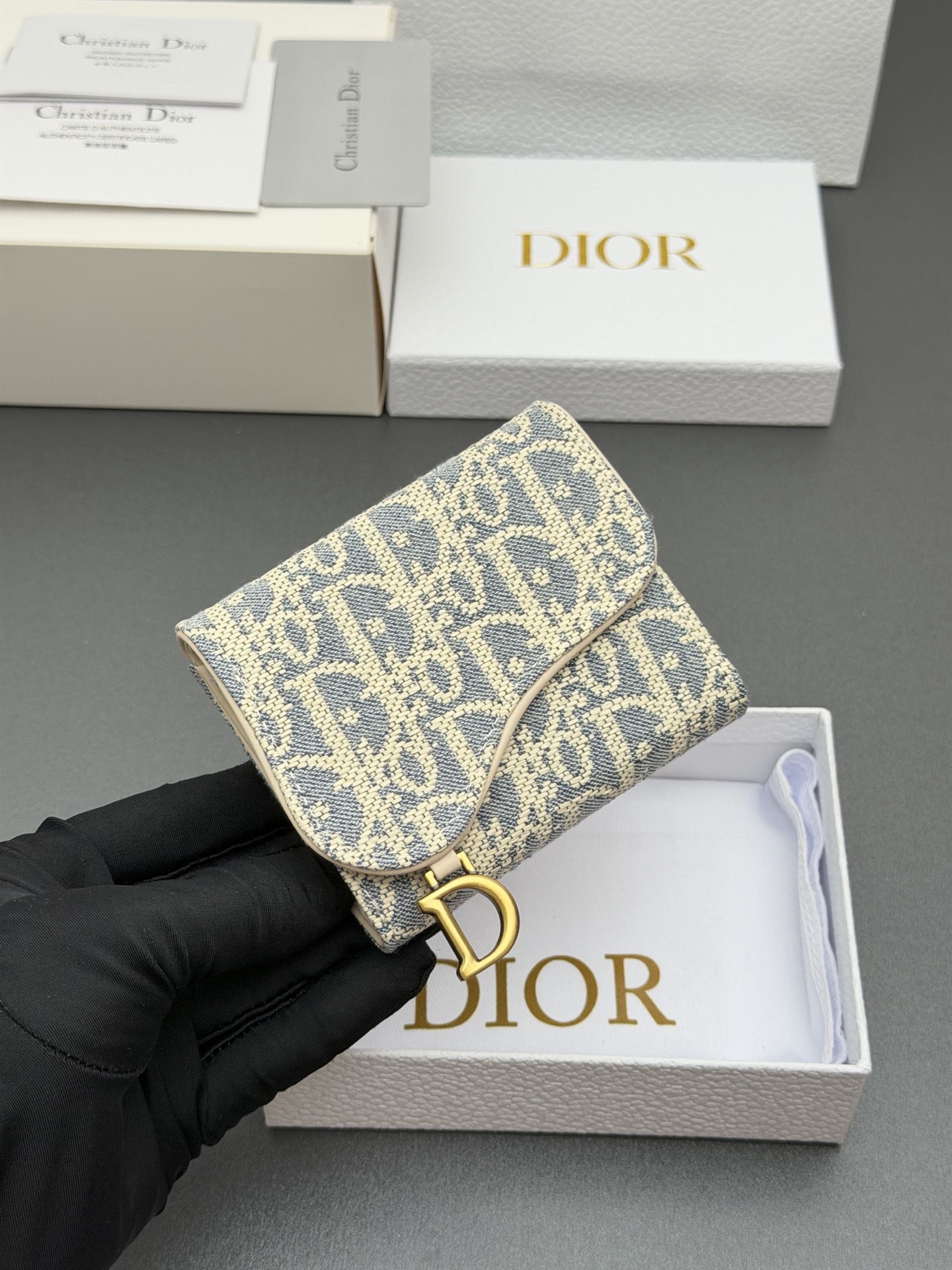 Dior Bloom马鞍钱包系列这款Bloom马鞍钱包精巧实用