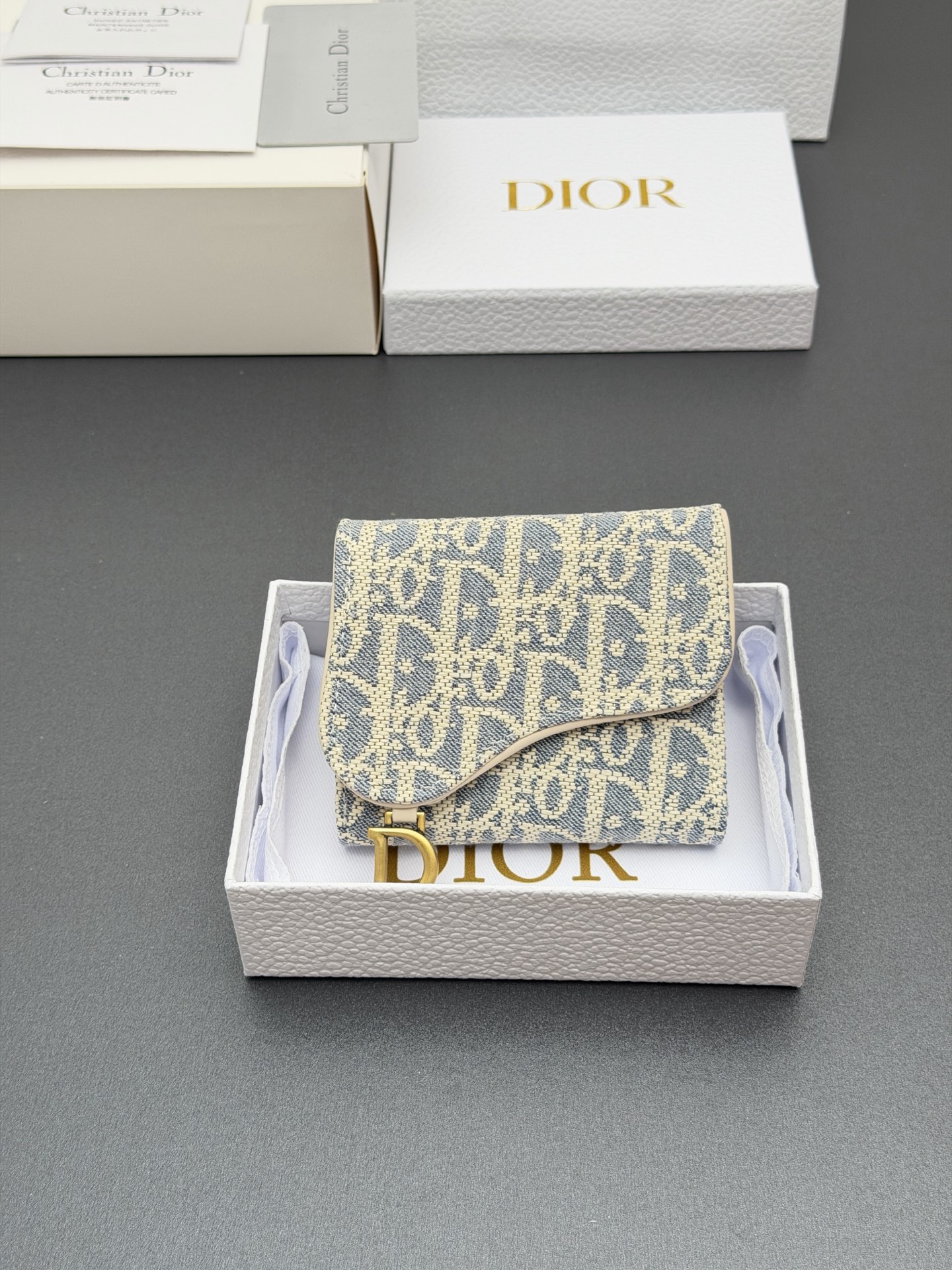 Dior Bloom马鞍钱包系列这款Bloom马鞍钱包精巧实用