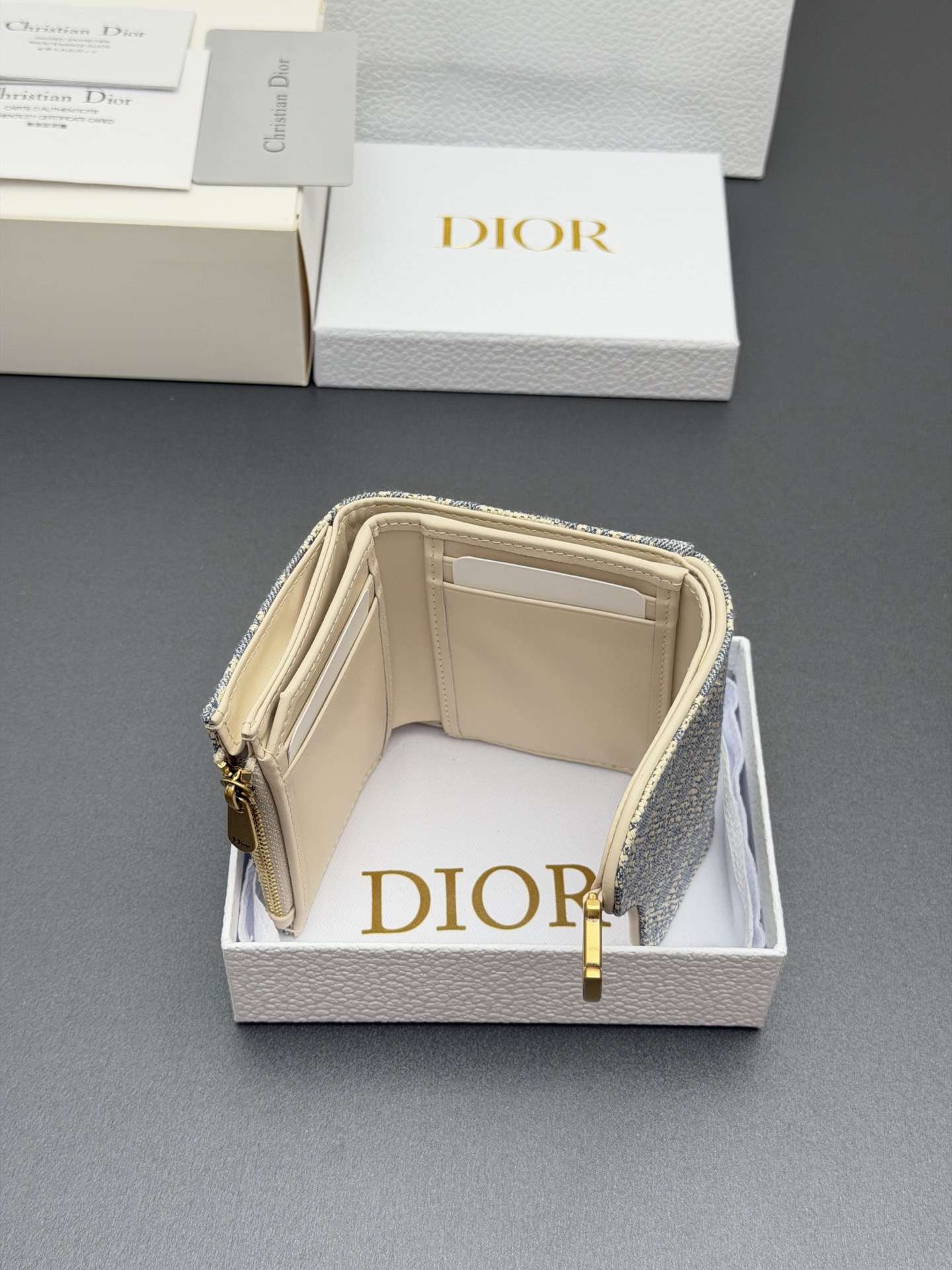 Dior Bloom马鞍钱包系列这款Bloom马鞍钱包精巧实用
