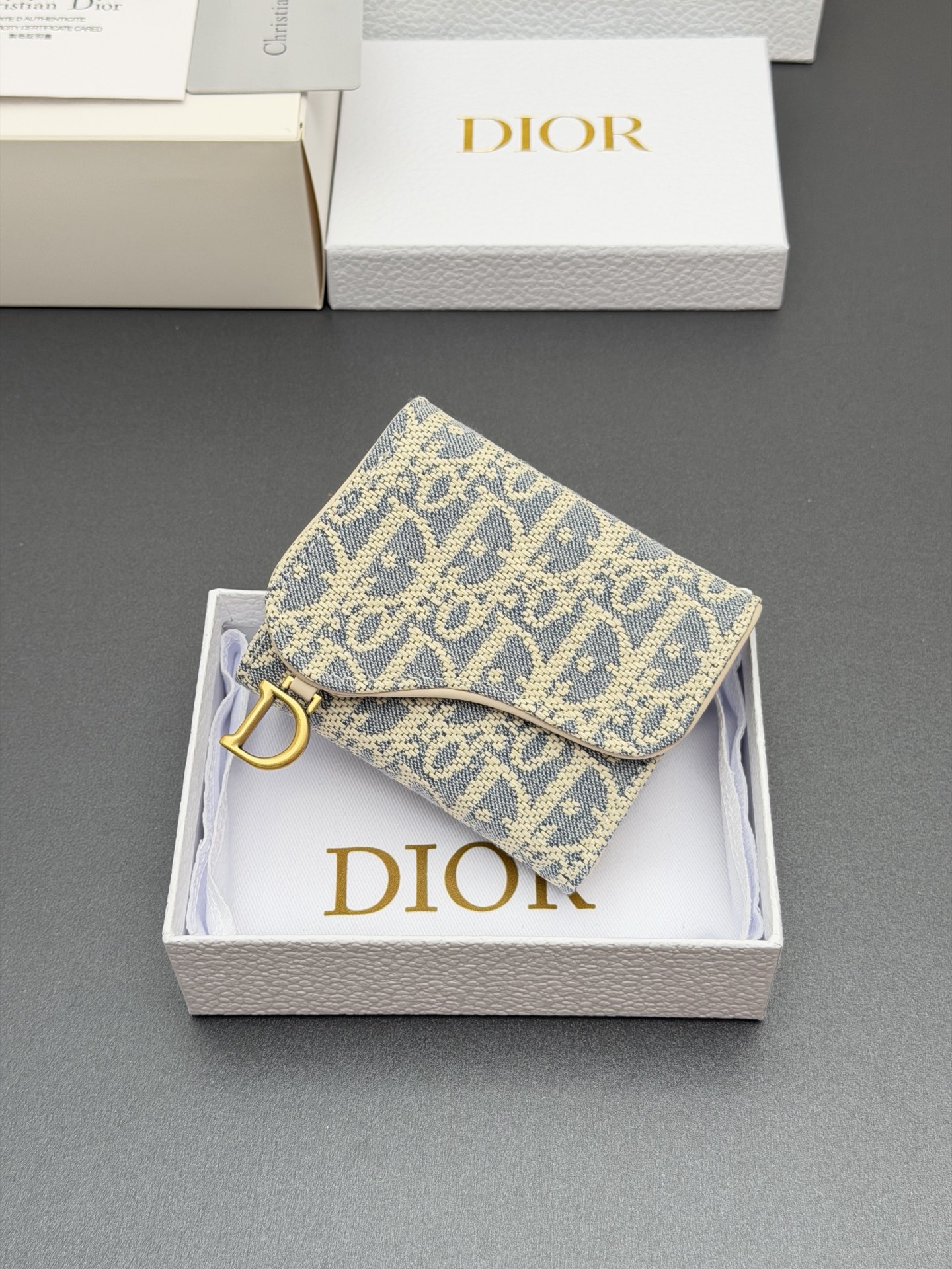 Dior Bloom马鞍钱包系列这款Bloom马鞍钱包精巧实用