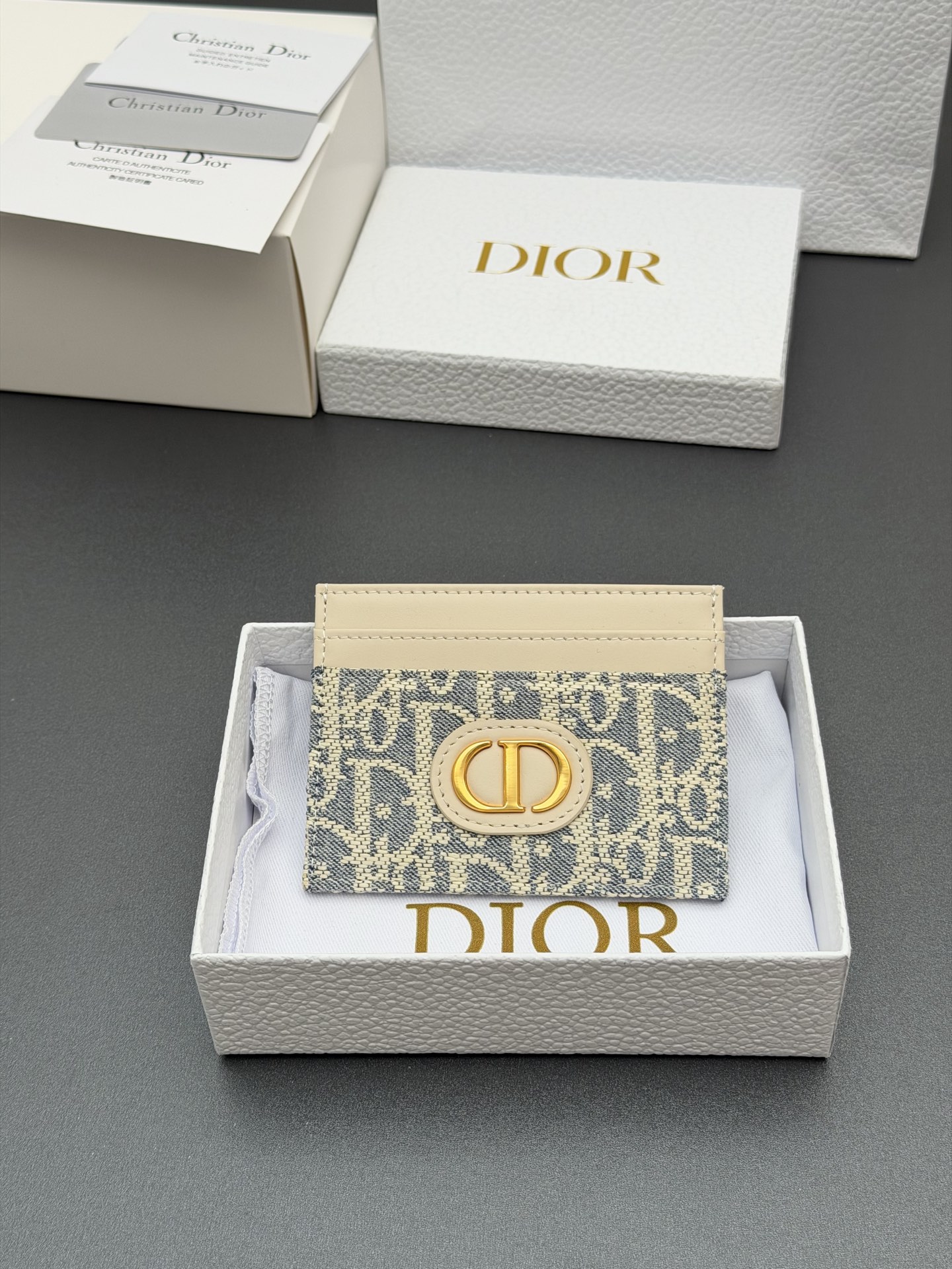 NO:940725,[30 Montaigne Freesia Card Holder Series] Carefully crafted using Denim Oblique jacquard fabric and other materials. The front is embellished with the brand logo. Elegant and refined, with five card slots, suitable for various occasions. Model S2152 raffia/calfskin size w10.5×h8×0.5cm, Dior wallet, dior, wallets, cowhide19860909【30 Montaigne Freesia卡夹系列】 采用Denim Oblique 提花面料等材質精心製作.正面点缀品牌标志.高雅精致,设有五个卡糟,适合各种场合. 型号S2152 酒椰草/小牛皮 尺寸w10.5×h8×0.5cm,迪奥钱包,dior,wallets,cowhide,Bag