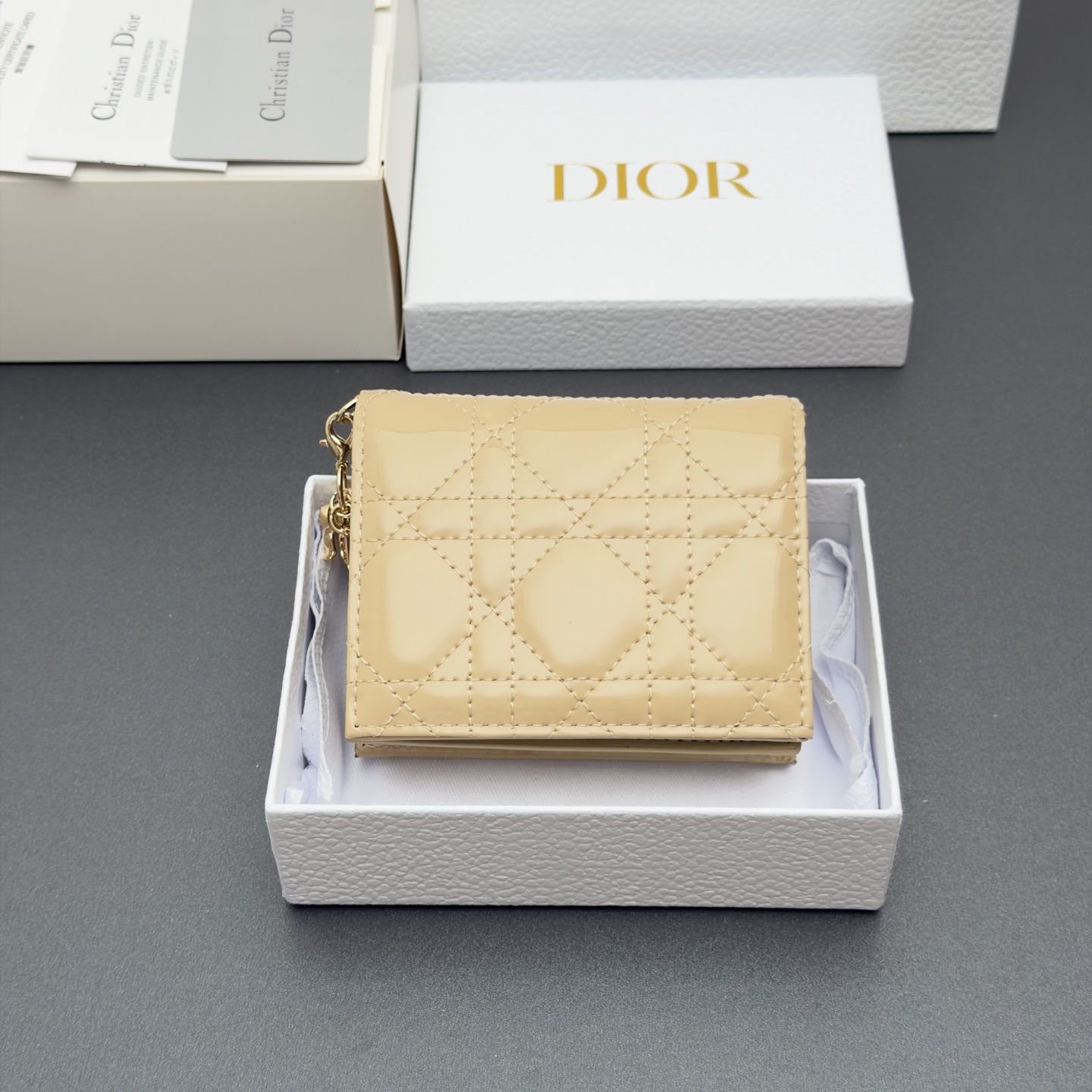 Dior 迷你Lady Gardenia钱包系列这款钱包设计精巧 空间宽敞 彩色漆皮牛皮革精心制作