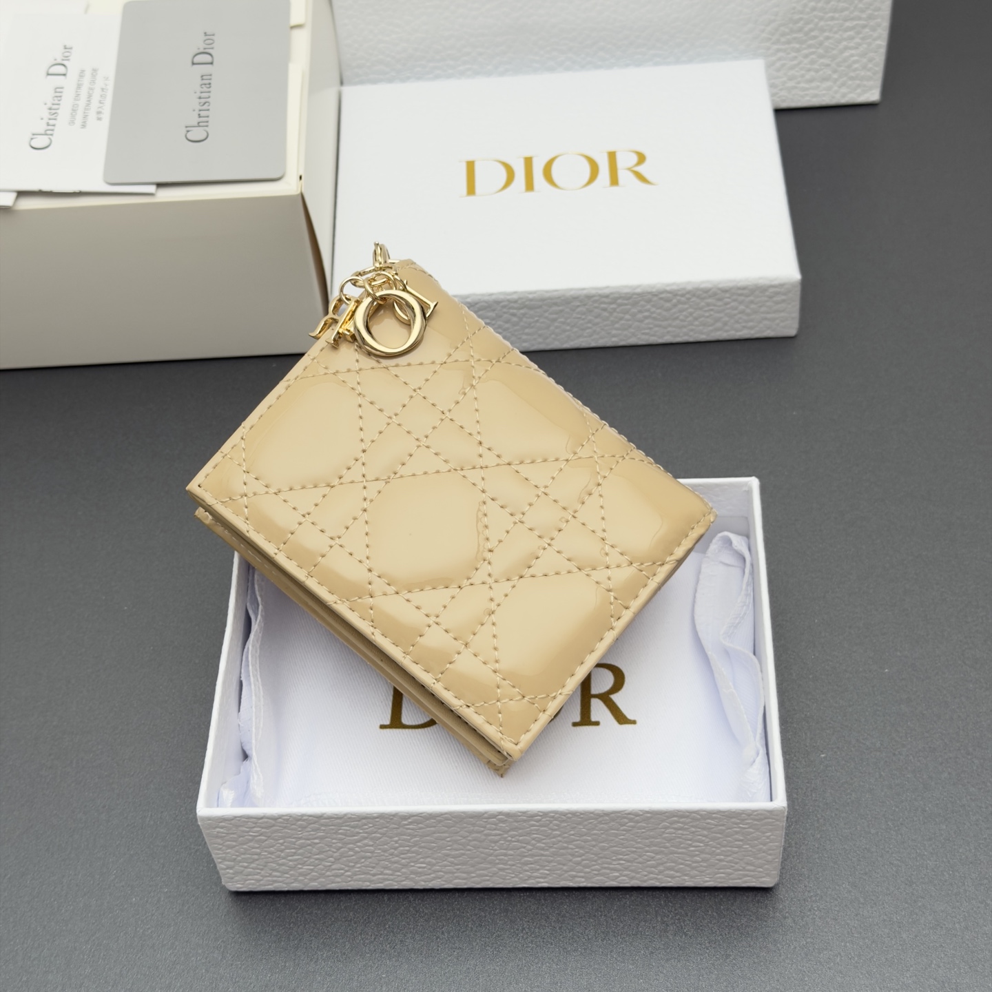 Dior 迷你Lady Gardenia钱包系列这款钱包设计精巧 空间宽敞 彩色漆皮牛皮革精心制作