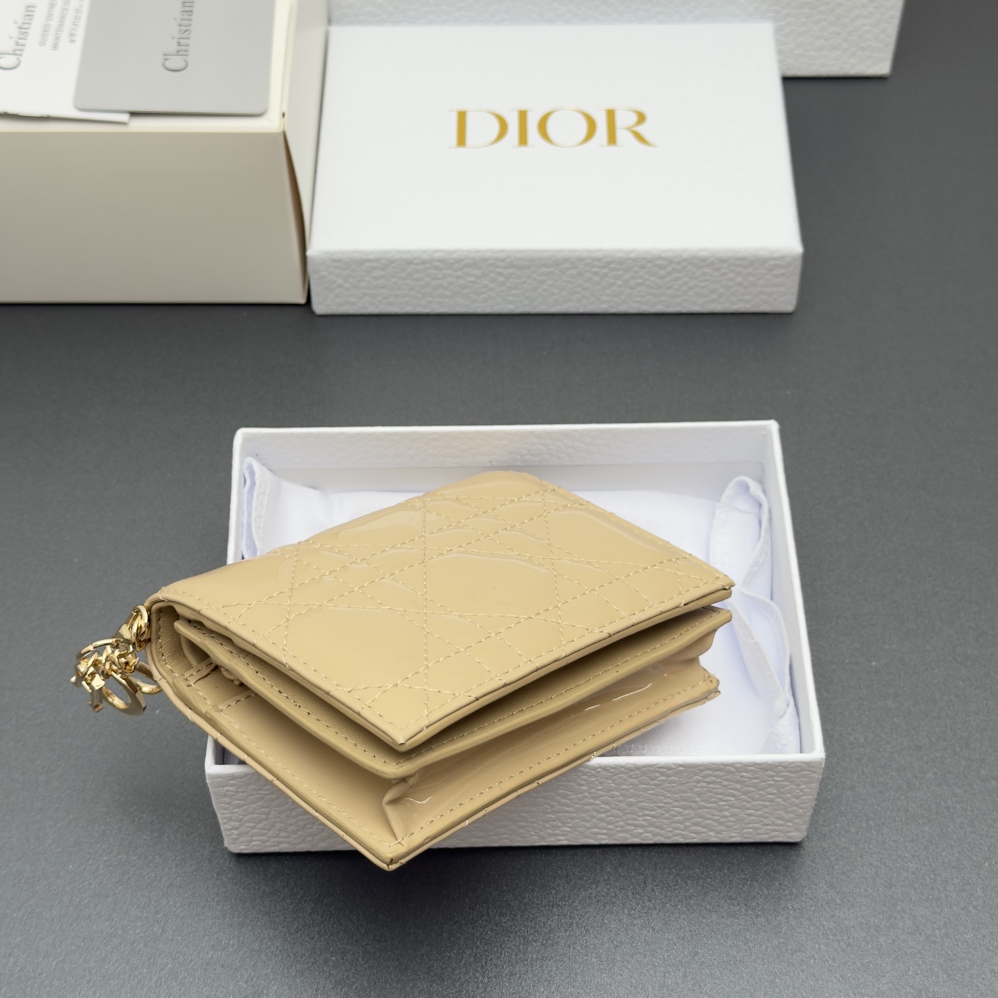 Dior 迷你Lady Gardenia钱包系列这款钱包设计精巧 空间宽敞 彩色漆皮牛皮革精心制作