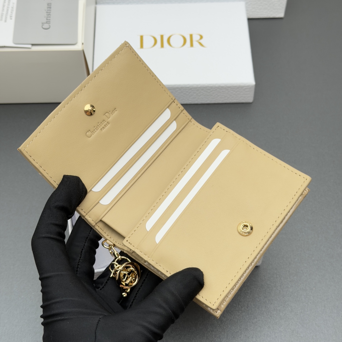 Dior 迷你Lady Gardenia钱包系列这款钱包设计精巧 空间宽敞 彩色漆皮牛皮革精心制作