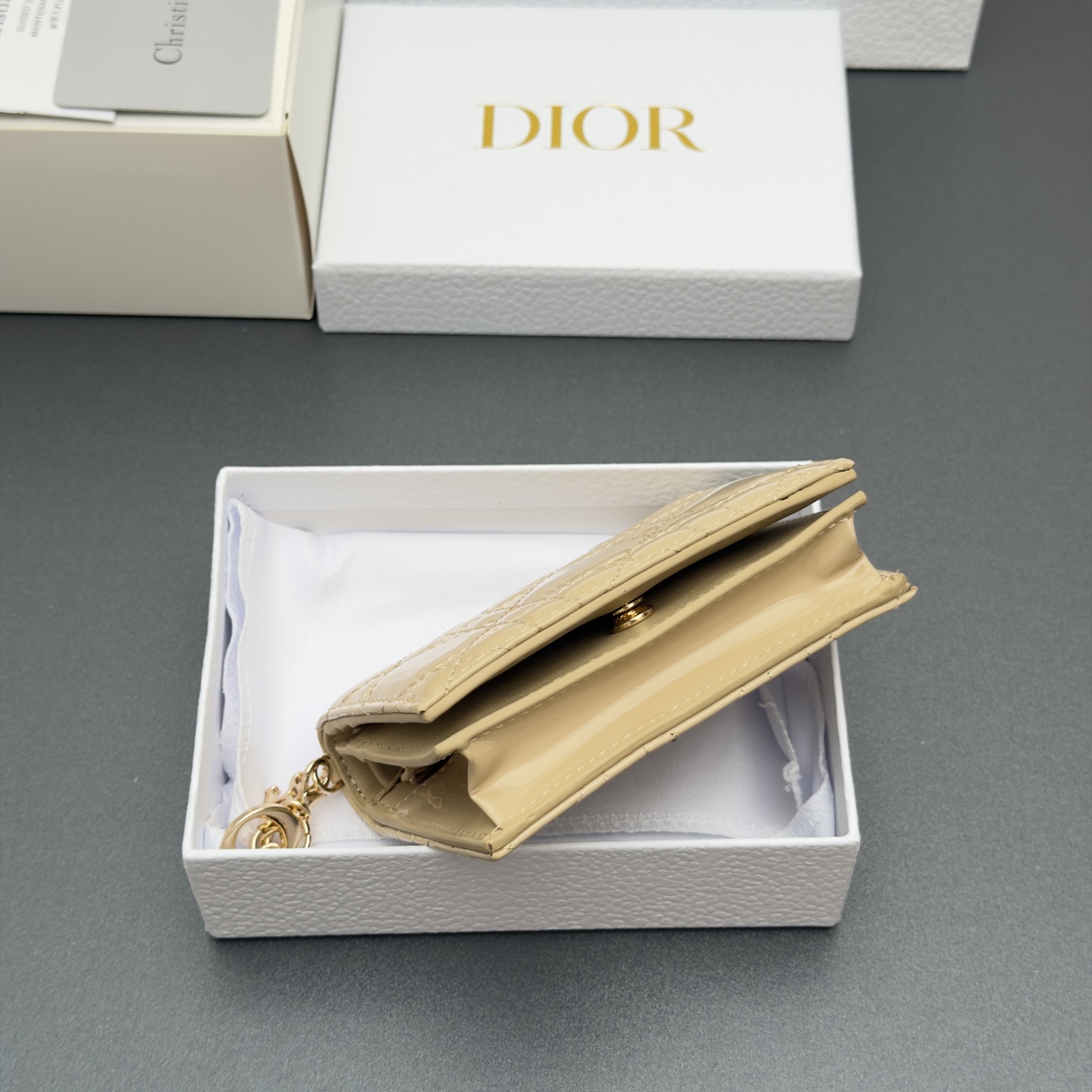 Dior 迷你Lady Gardenia钱包系列这款钱包设计精巧 空间宽敞 彩色漆皮牛皮革精心制作