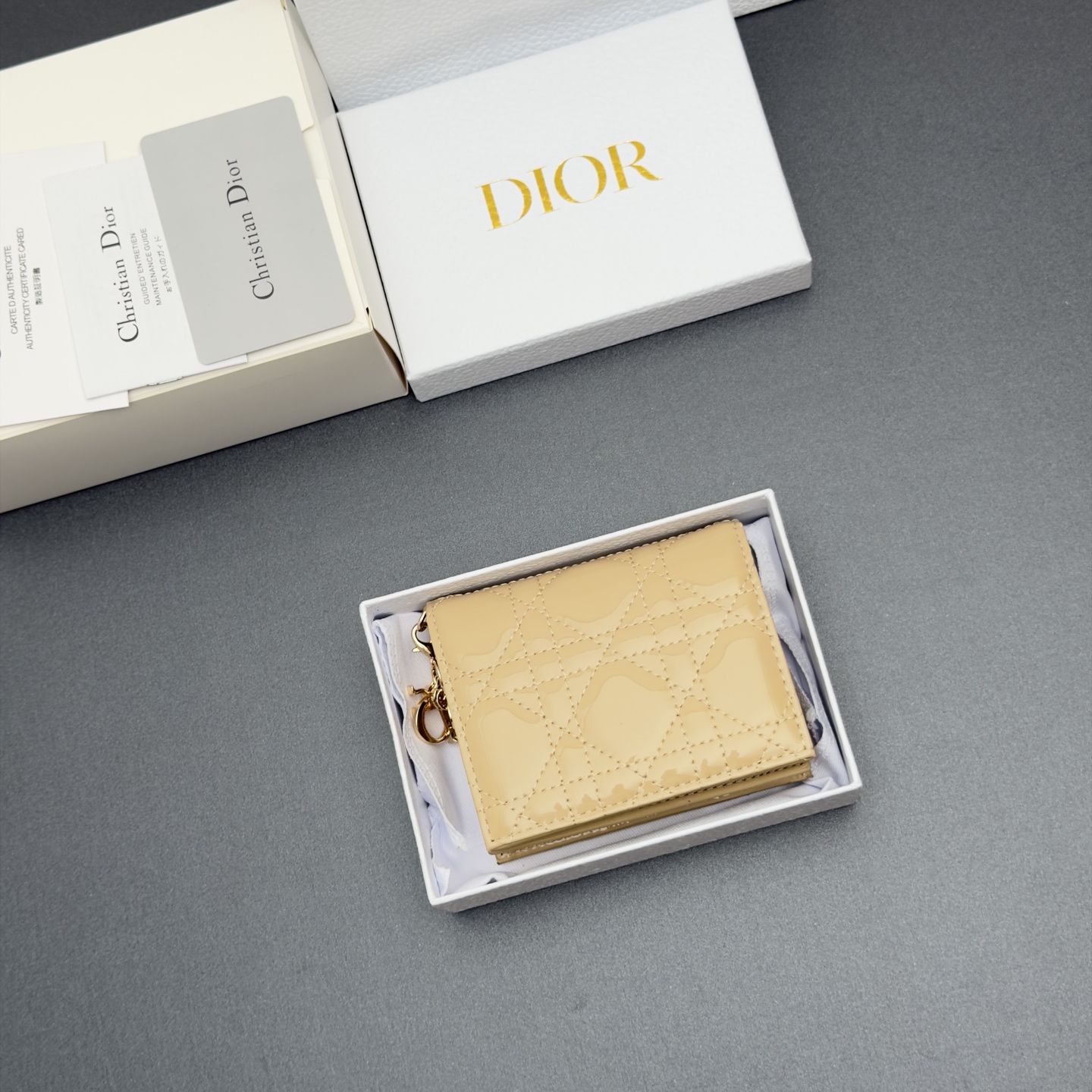 Dior 迷你Lady Gardenia钱包系列这款钱包设计精巧 空间宽敞 彩色漆皮牛皮革精心制作