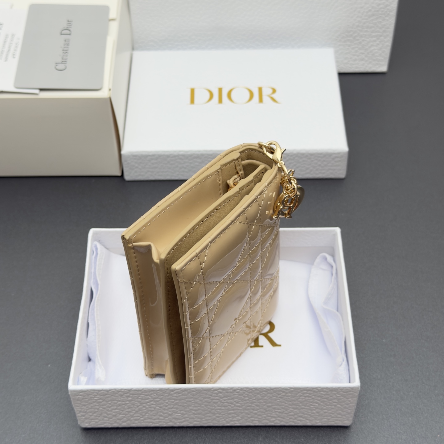 Dior 迷你Lady Gardenia钱包系列这款钱包设计精巧 空间宽敞 彩色漆皮牛皮革精心制作