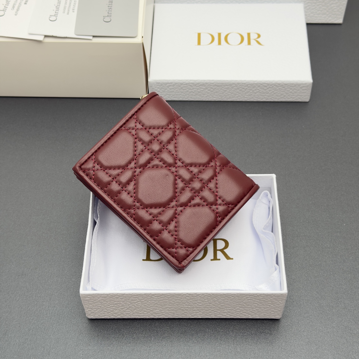 Dior 迷你Lady Gardenia钱包系列这款钱包设计精巧 空间宽敞 采用羊皮皮革精心制作