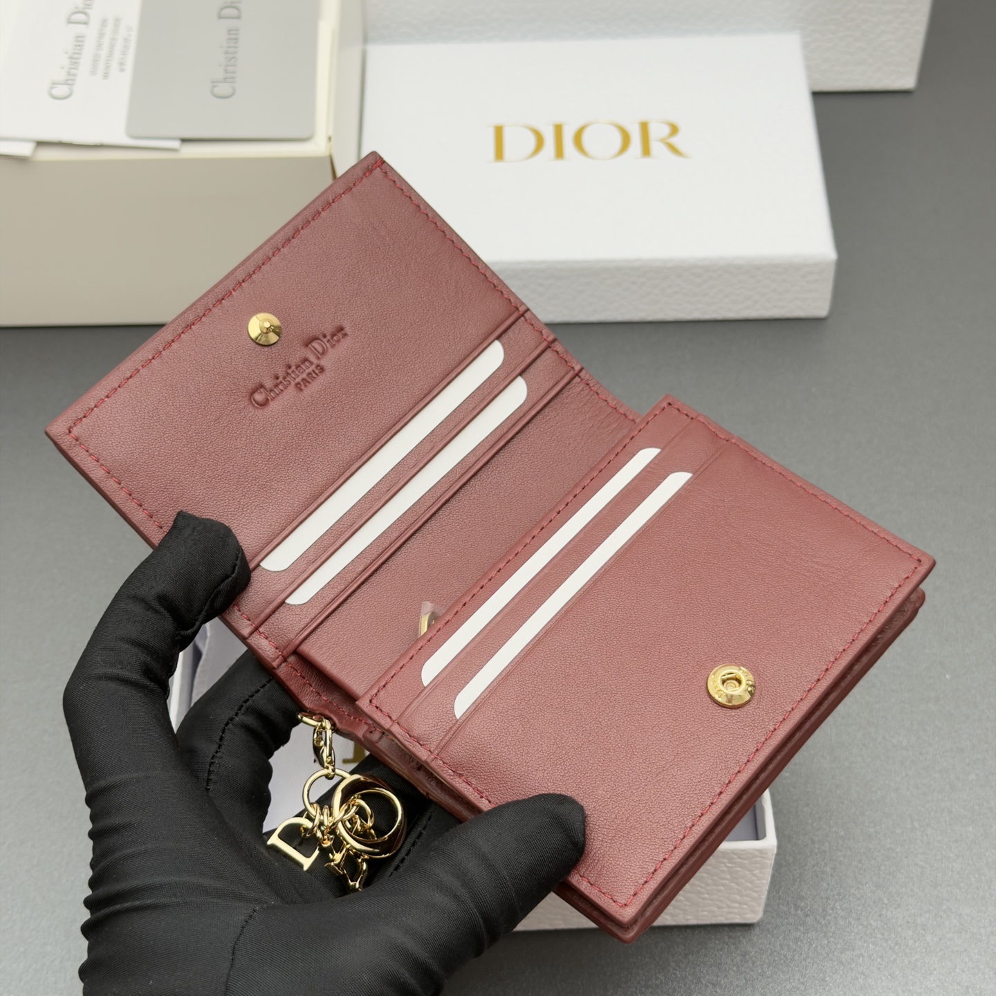 Dior 迷你Lady Gardenia钱包系列这款钱包设计精巧 空间宽敞 采用羊皮皮革精心制作