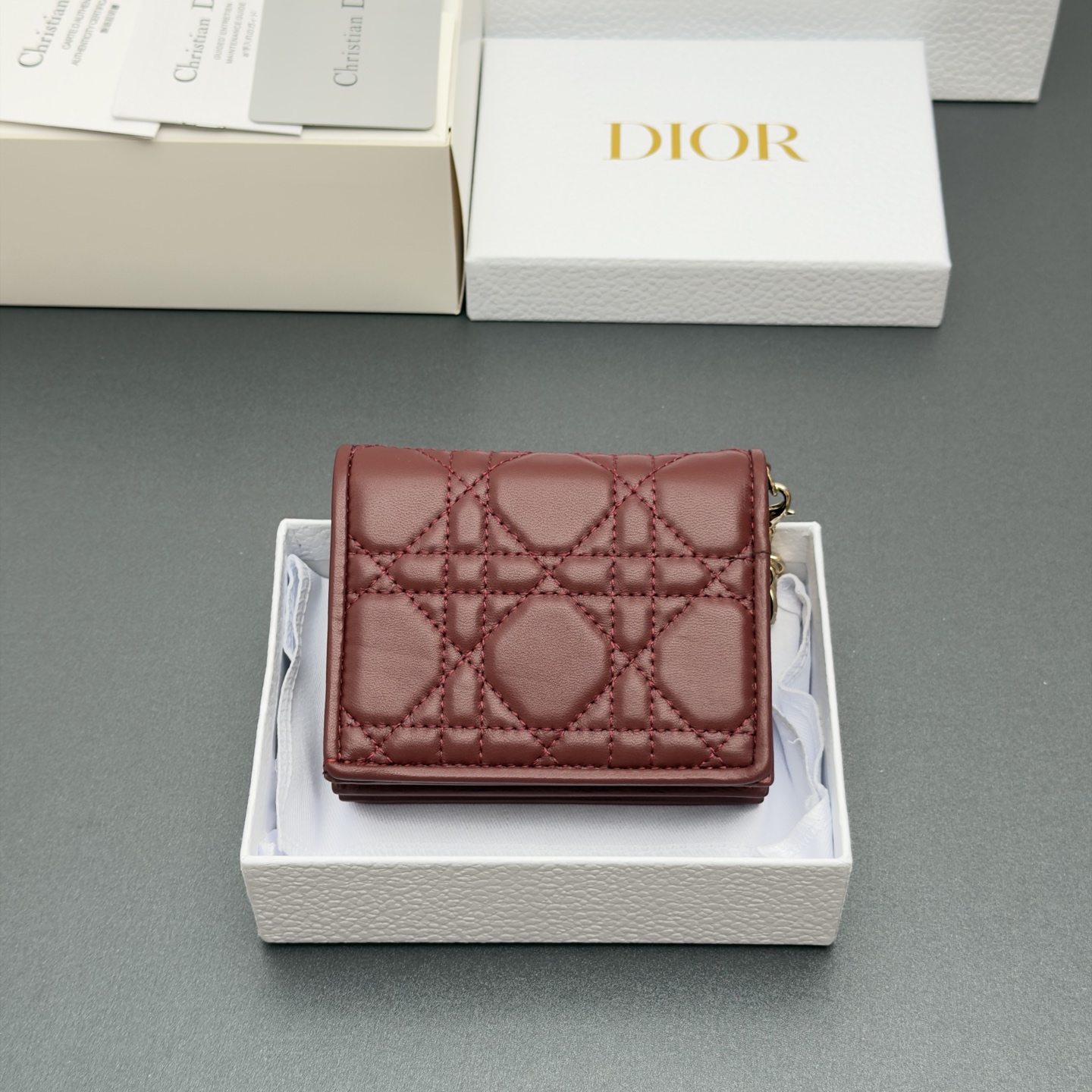 Dior 迷你Lady Gardenia钱包系列这款钱包设计精巧 空间宽敞 采用羊皮皮革精心制作