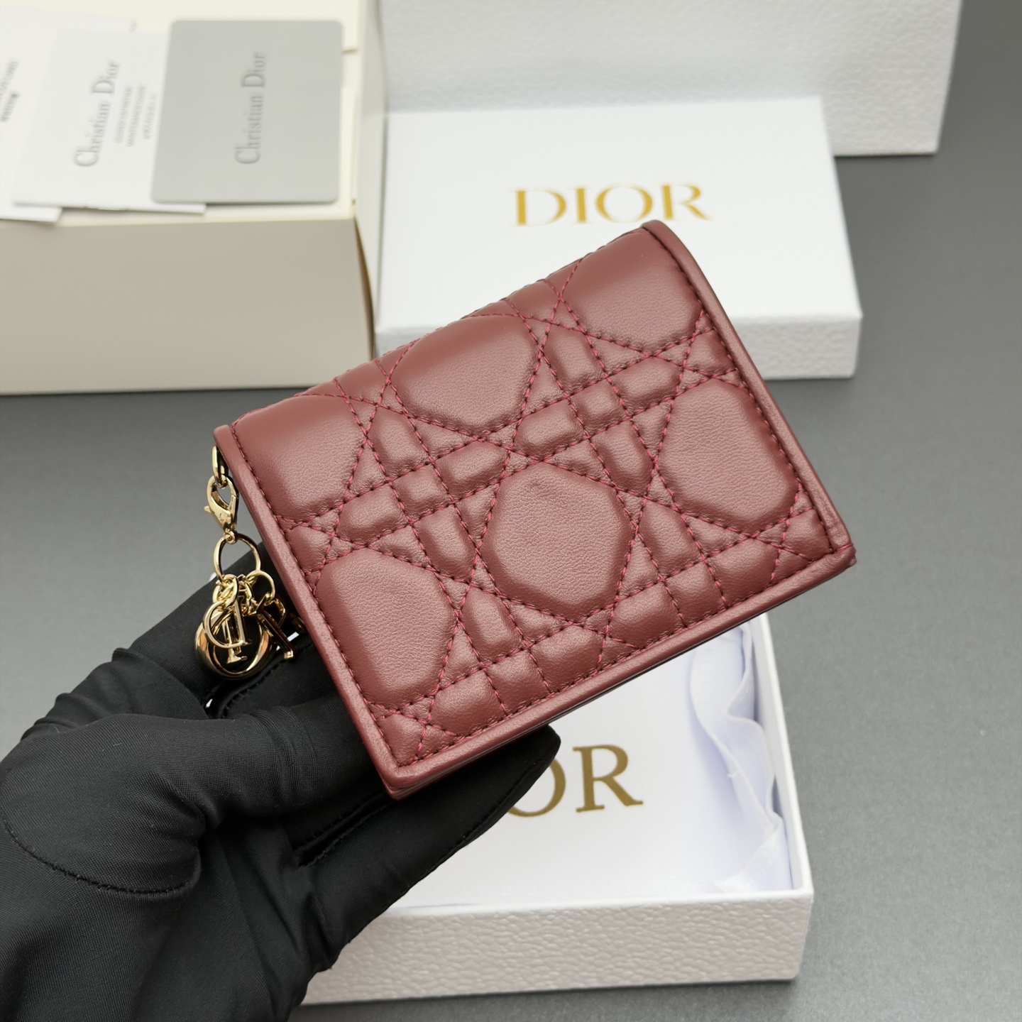 Dior 迷你Lady Gardenia钱包系列这款钱包设计精巧 空间宽敞 采用羊皮皮革精心制作