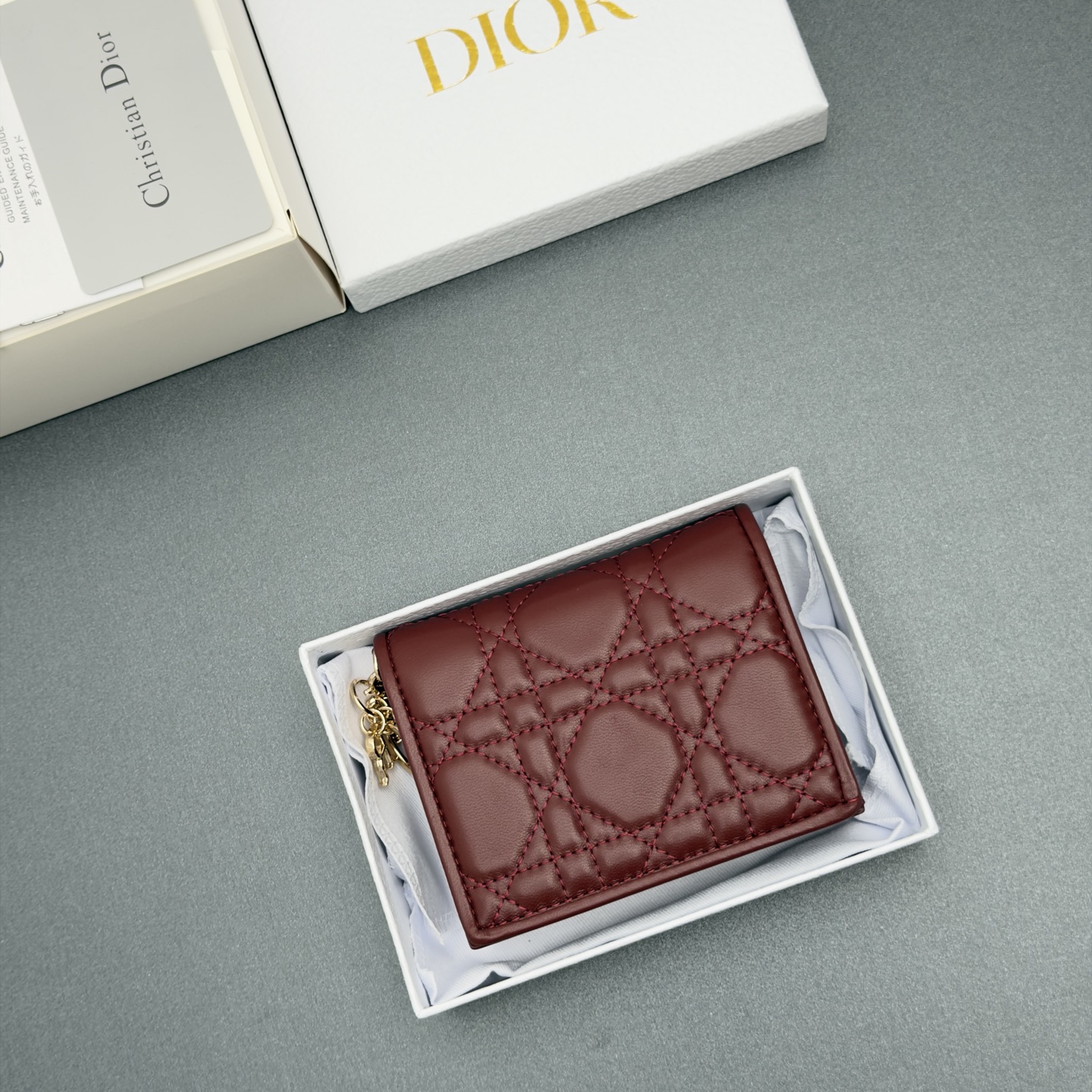 Dior 迷你Lady Gardenia钱包系列这款钱包设计精巧 空间宽敞 采用羊皮皮革精心制作