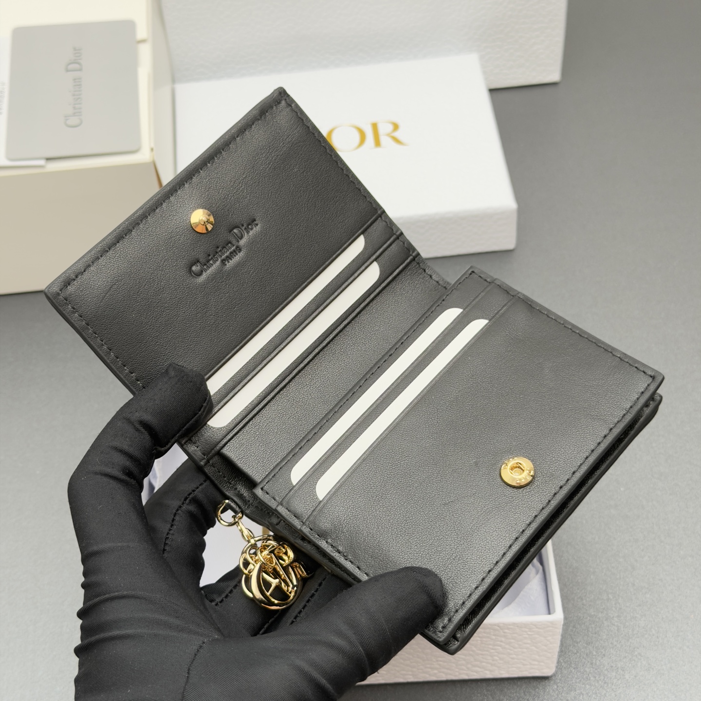 Dior 迷你Lady Gardenia钱包系列这款钱包设计精巧 空间宽敞 采用羊皮皮革精心制作