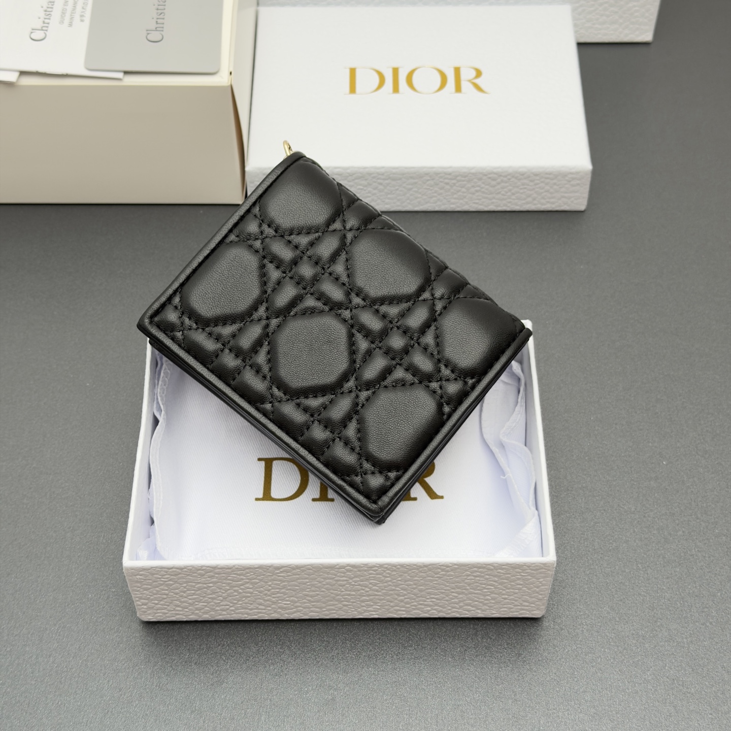 Dior 迷你Lady Gardenia钱包系列这款钱包设计精巧 空间宽敞 采用羊皮皮革精心制作