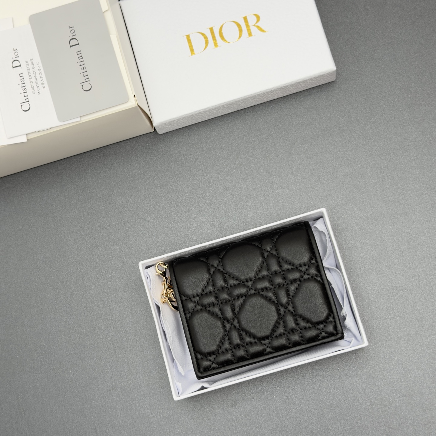 Dior 迷你Lady Gardenia钱包系列这款钱包设计精巧 空间宽敞 采用羊皮皮革精心制作