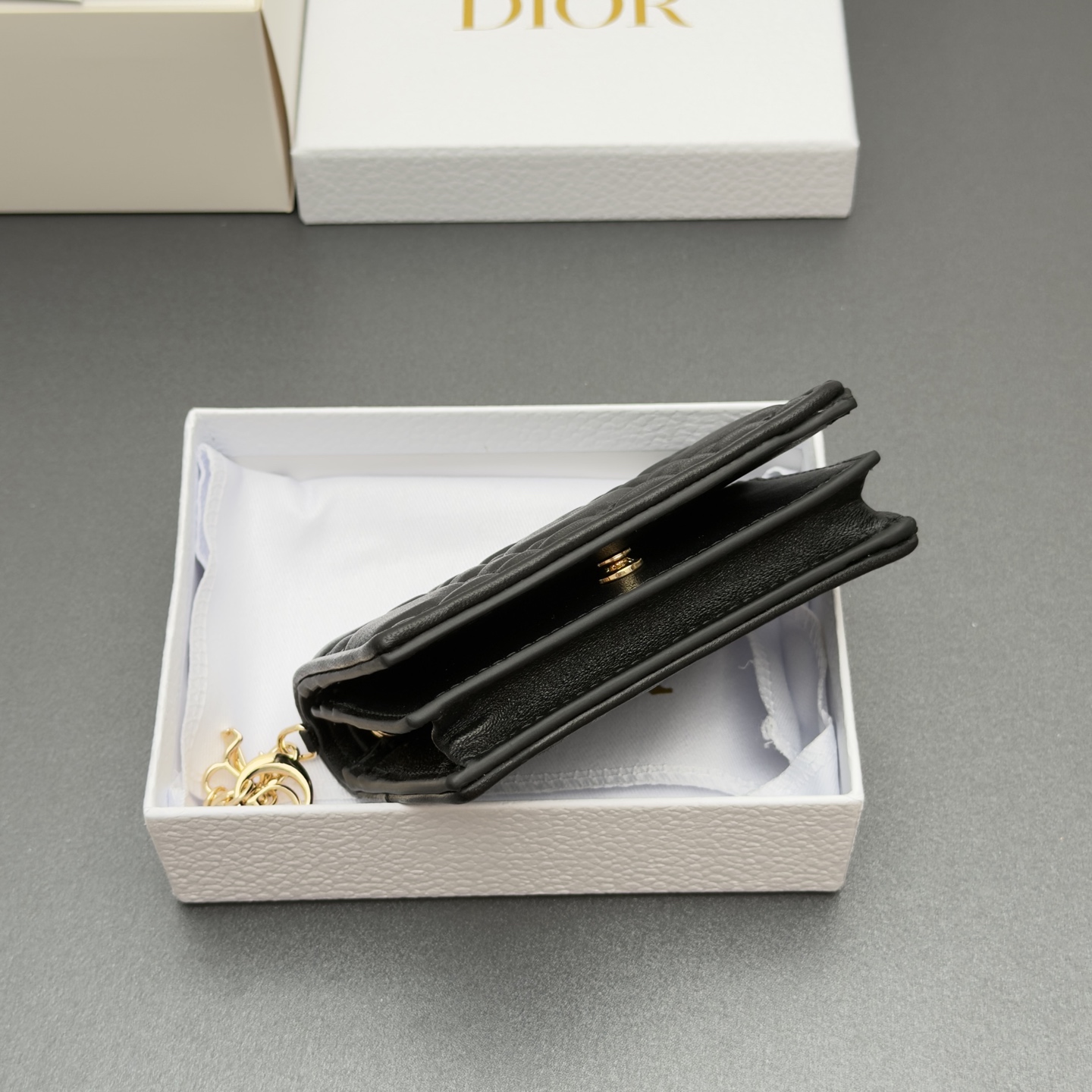 Dior 迷你Lady Gardenia钱包系列这款钱包设计精巧 空间宽敞 采用羊皮皮革精心制作