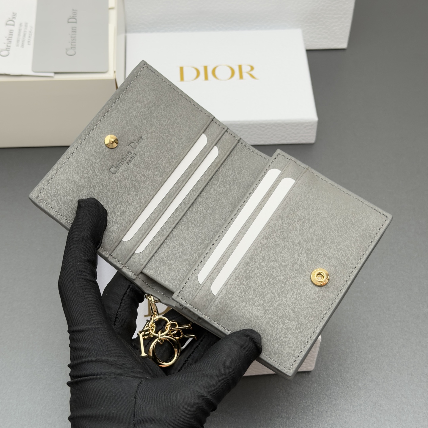Dior 迷你Lady Gardenia钱包系列这款钱包设计精巧 空间宽敞 采用羊皮皮革精心制作