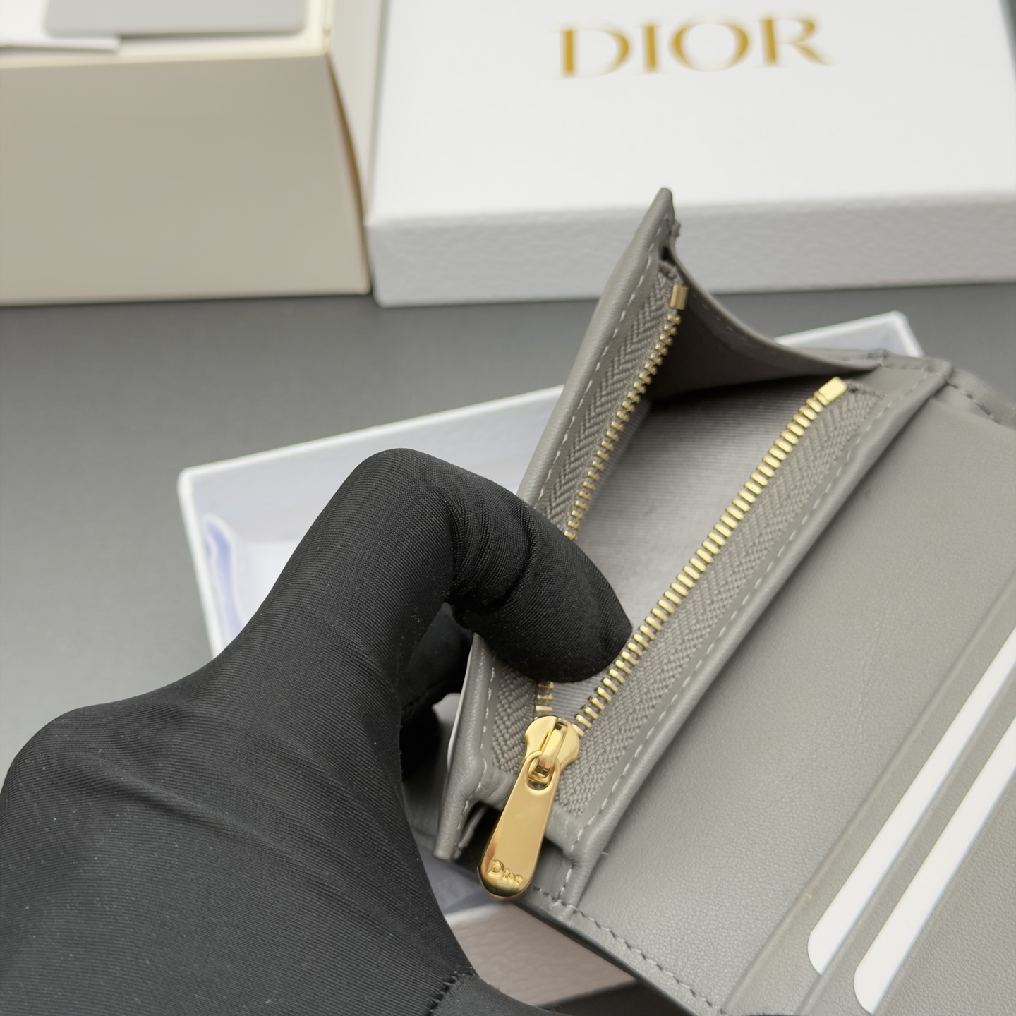Dior 迷你Lady Gardenia钱包系列这款钱包设计精巧 空间宽敞 采用羊皮皮革精心制作