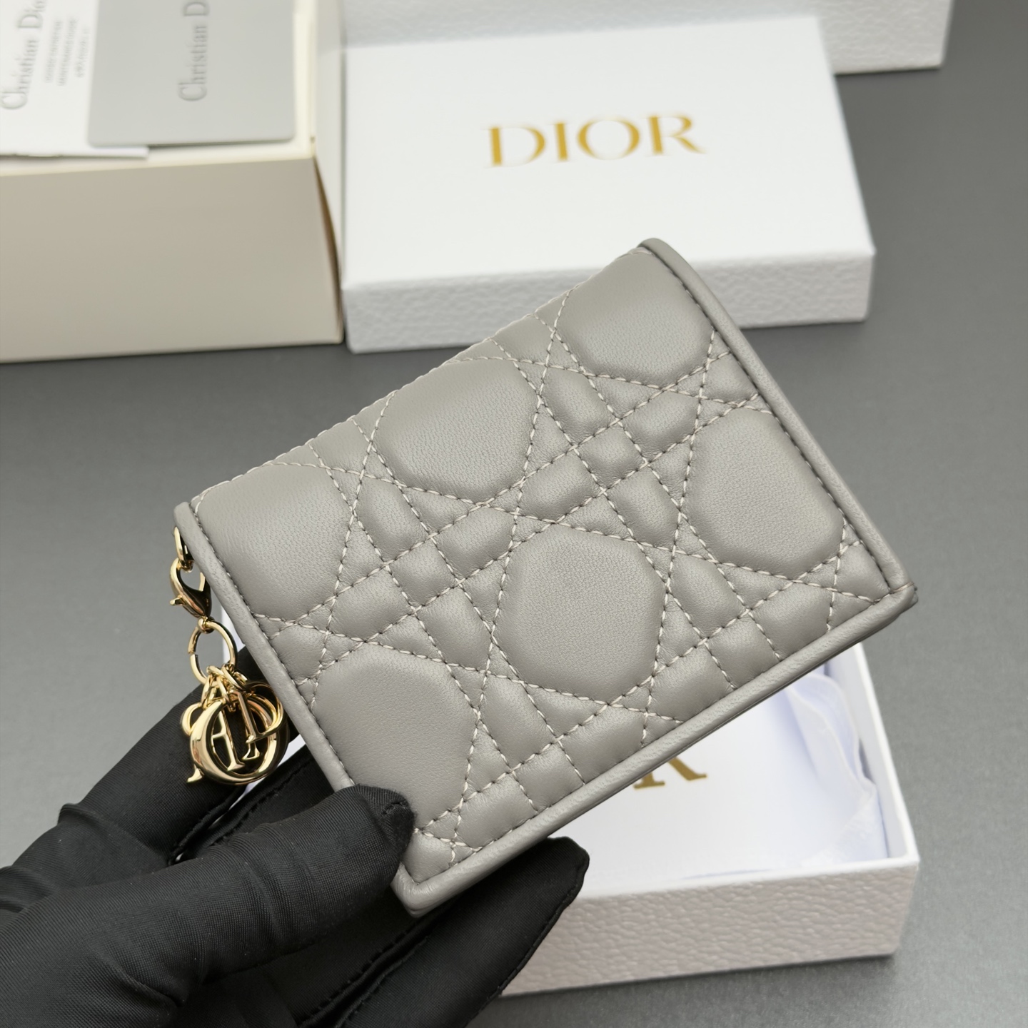 Dior 迷你Lady Gardenia钱包系列这款钱包设计精巧 空间宽敞 采用羊皮皮革精心制作