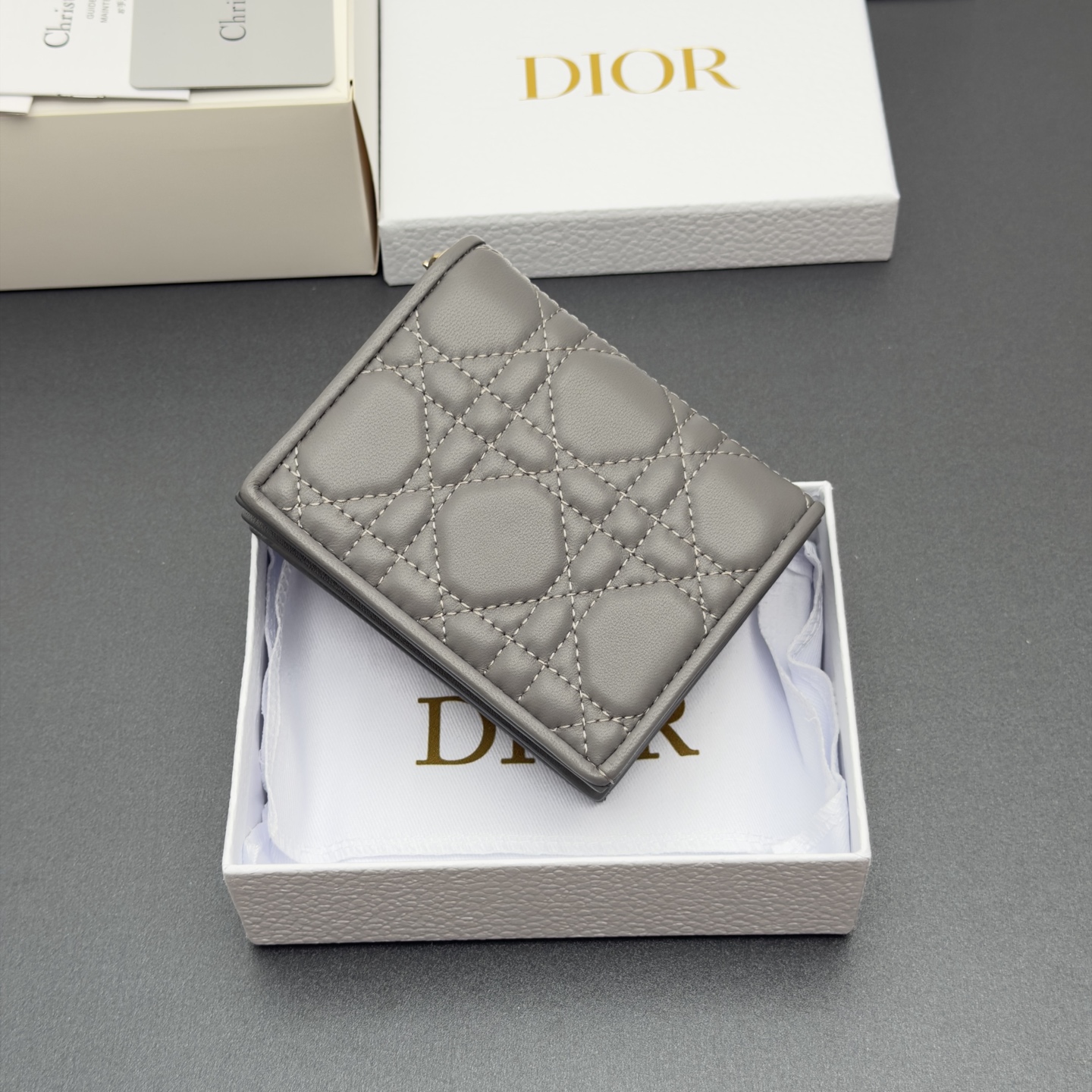 Dior 迷你Lady Gardenia钱包系列这款钱包设计精巧 空间宽敞 采用羊皮皮革精心制作