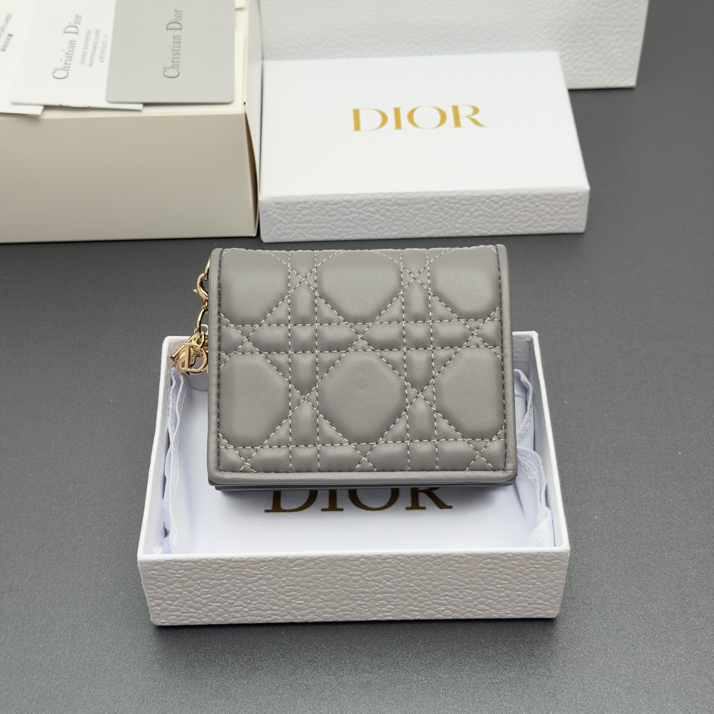 Dior 迷你Lady Gardenia钱包系列这款钱包设计精巧 空间宽敞 采用羊皮皮革精心制作