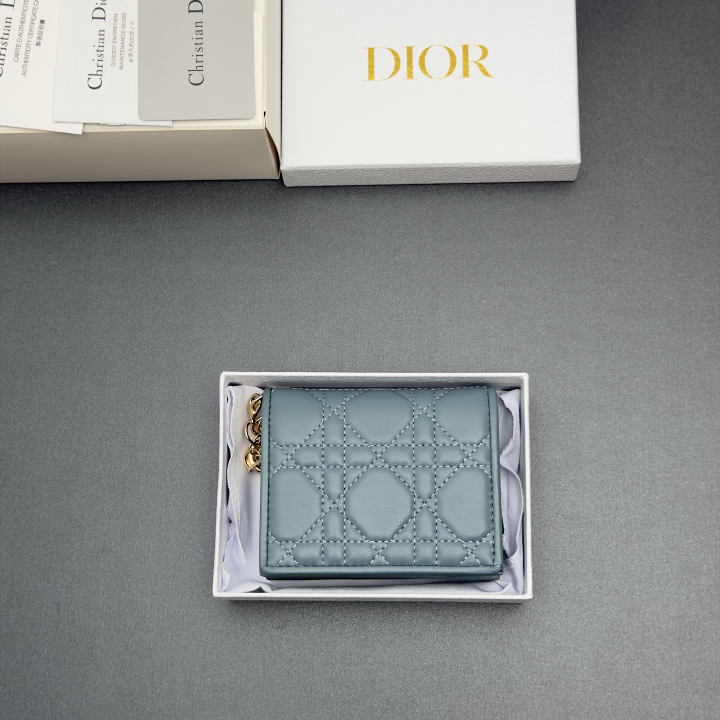 Dior 迷你Lady Gardenia钱包系列这款钱包设计精巧 空间宽敞 采用羊皮皮革精心制作