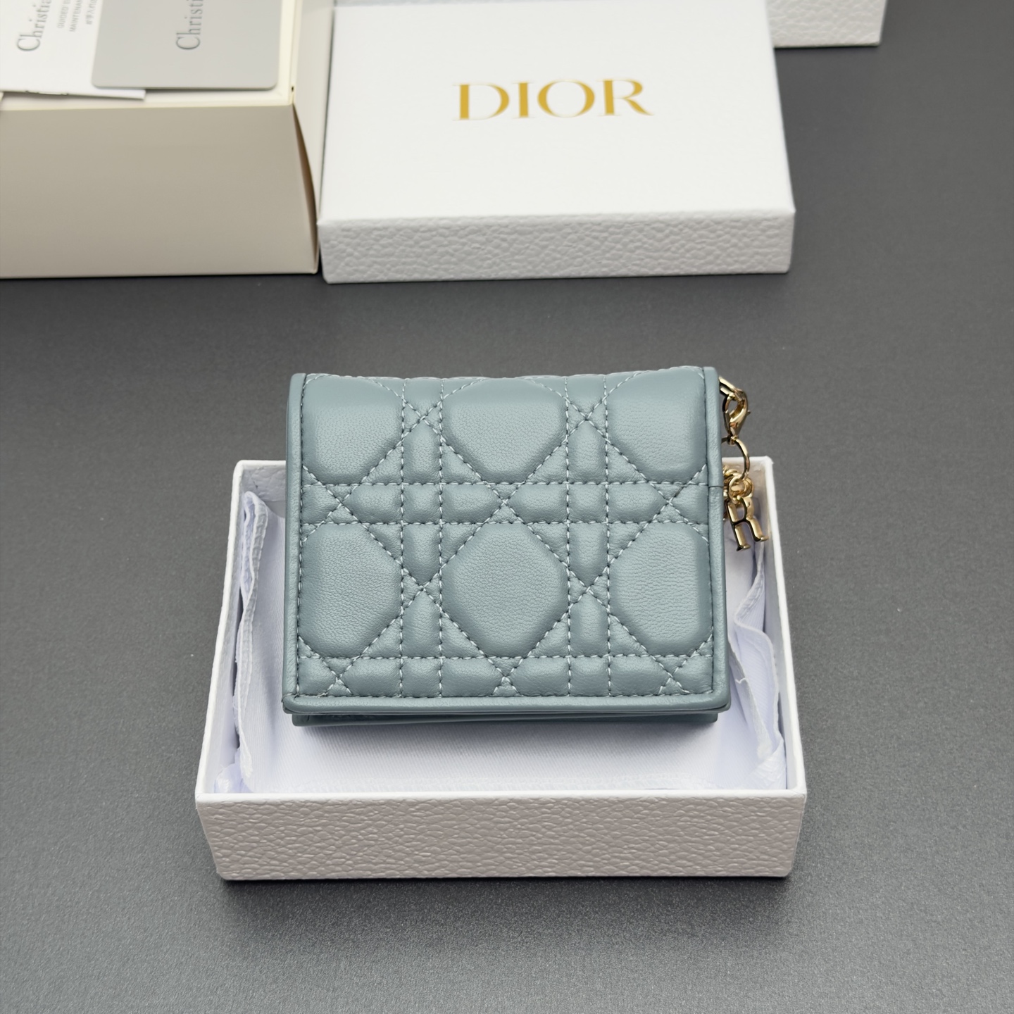 Dior 迷你Lady Gardenia钱包系列这款钱包设计精巧 空间宽敞 采用羊皮皮革精心制作