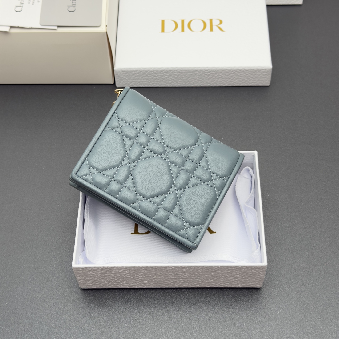 Dior 迷你Lady Gardenia钱包系列这款钱包设计精巧 空间宽敞 采用羊皮皮革精心制作