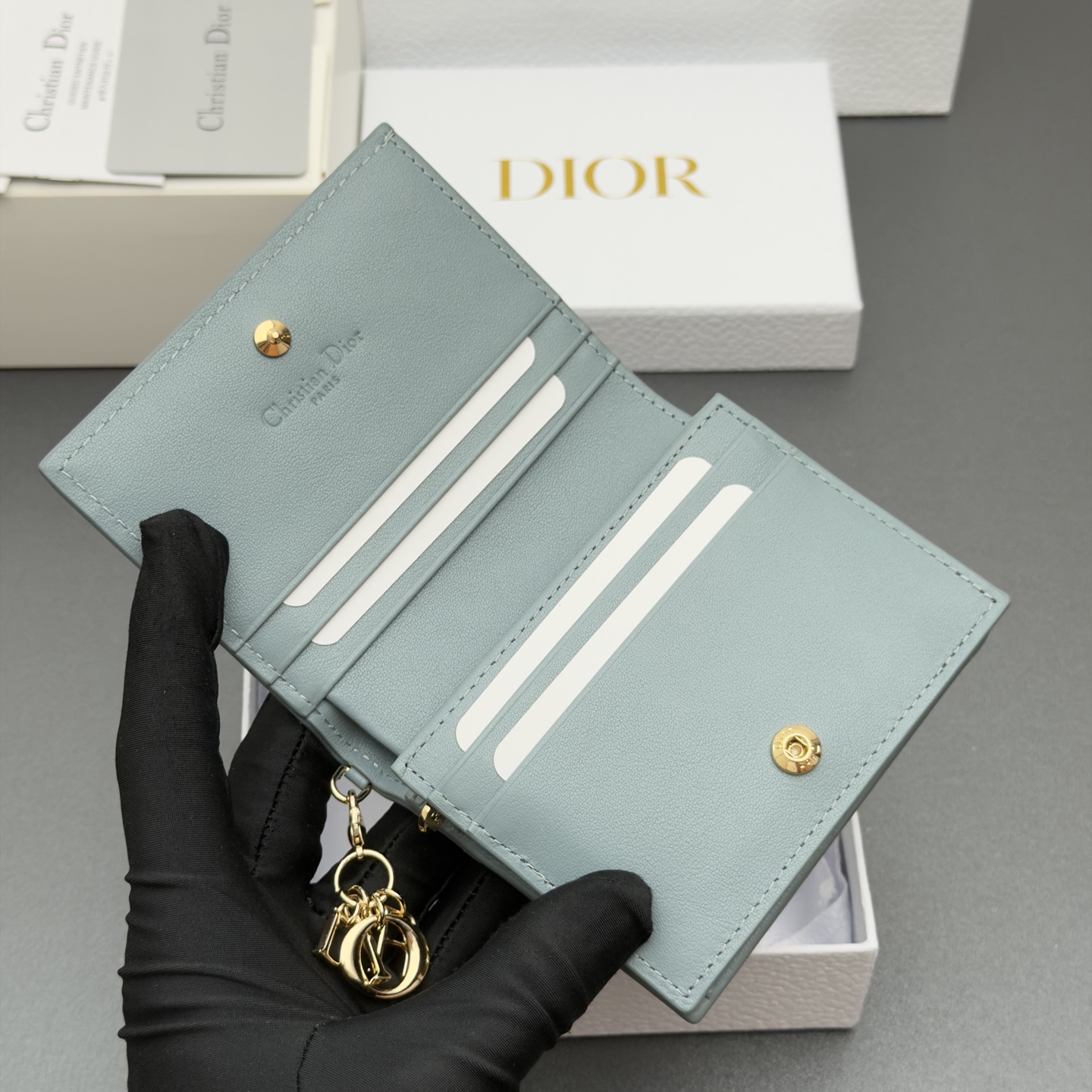 Dior 迷你Lady Gardenia钱包系列这款钱包设计精巧 空间宽敞 采用羊皮皮革精心制作