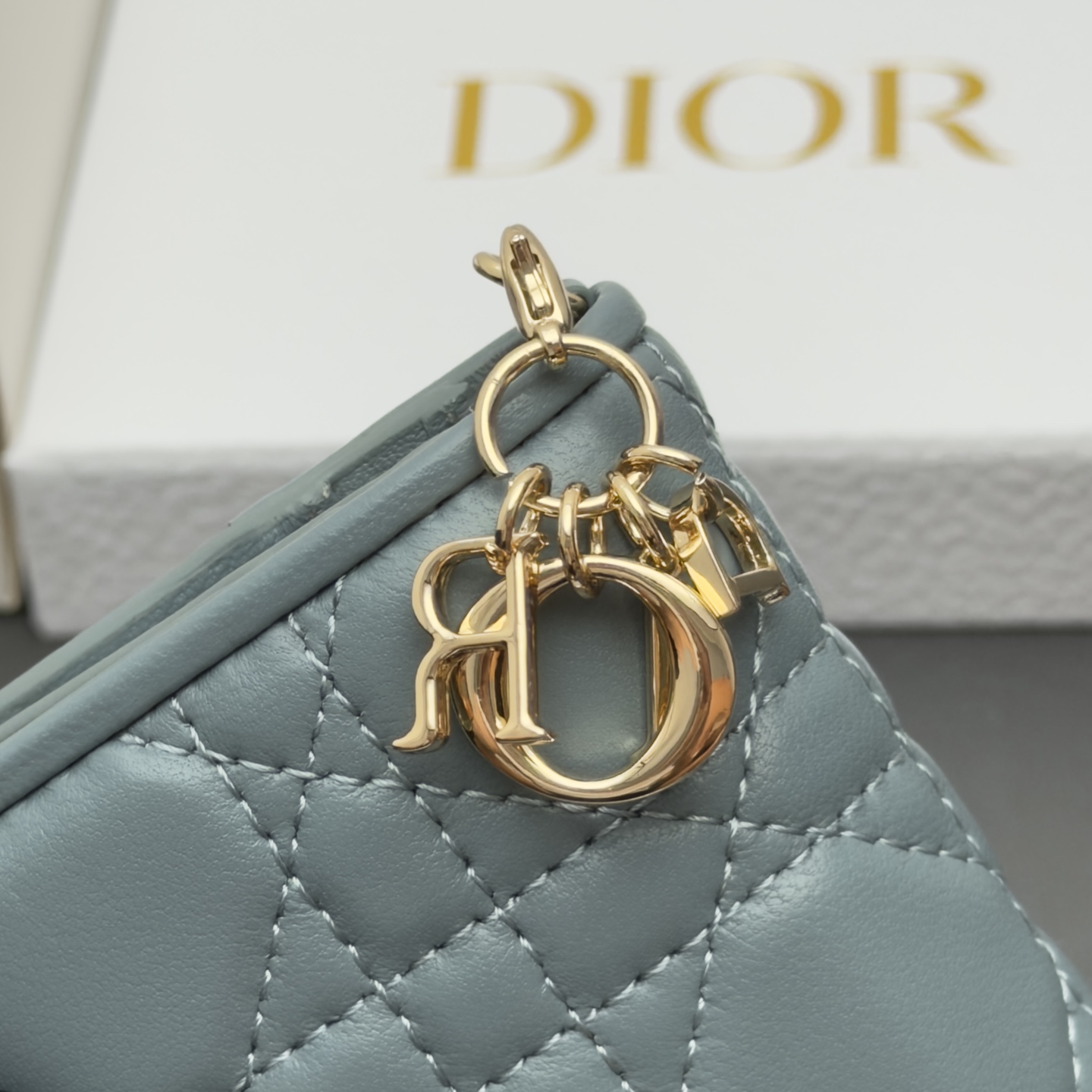 Dior 迷你Lady Gardenia钱包系列这款钱包设计精巧 空间宽敞 采用羊皮皮革精心制作