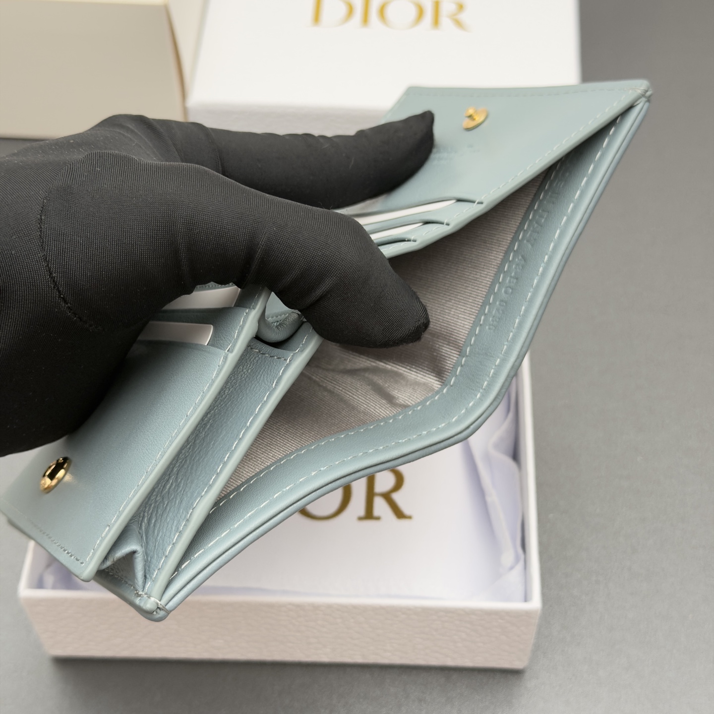 Dior 迷你Lady Gardenia钱包系列这款钱包设计精巧 空间宽敞 采用羊皮皮革精心制作