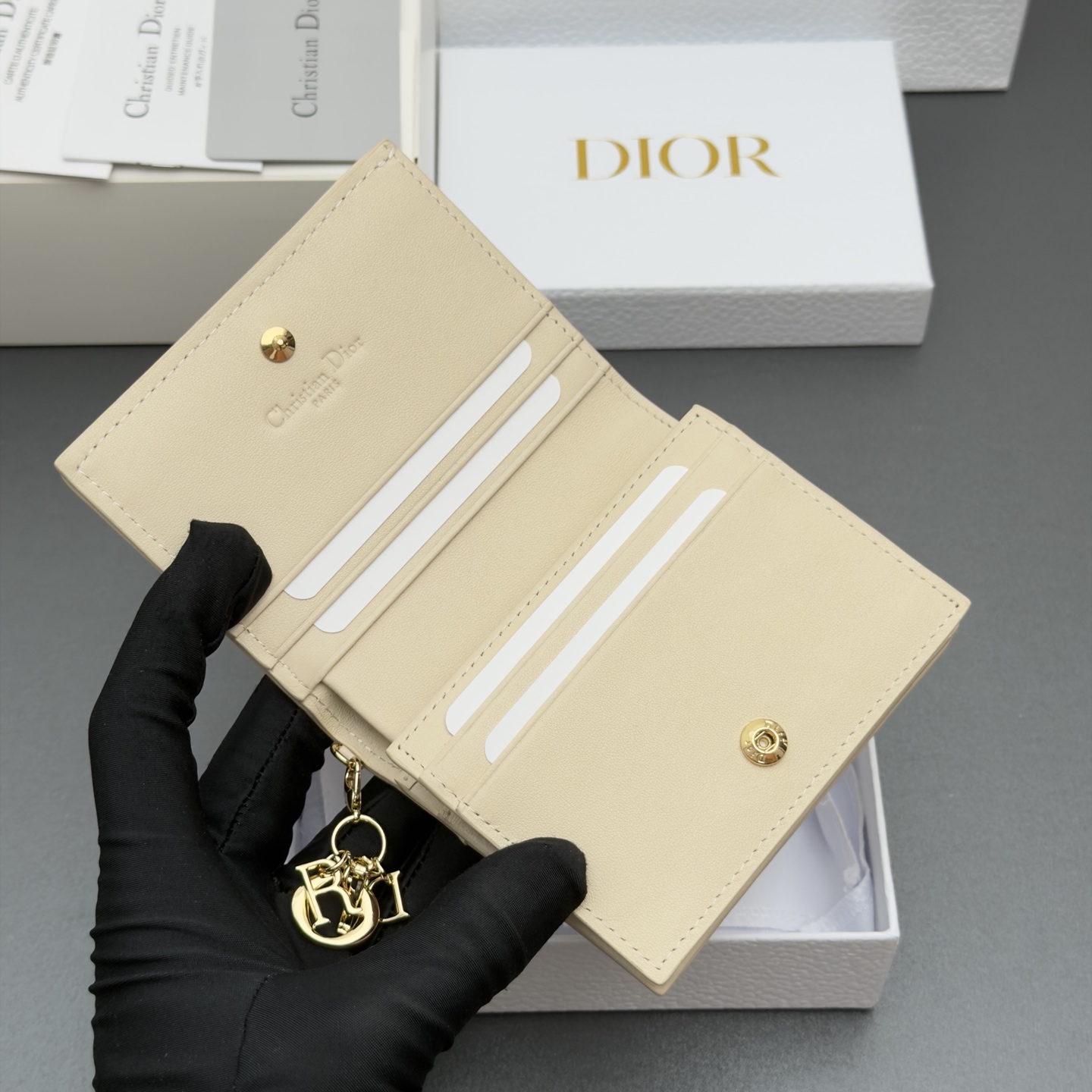 Dior 迷你Lady Gardenia钱包系列这款钱包设计精巧 空间宽敞 采用羊皮皮革精心制作