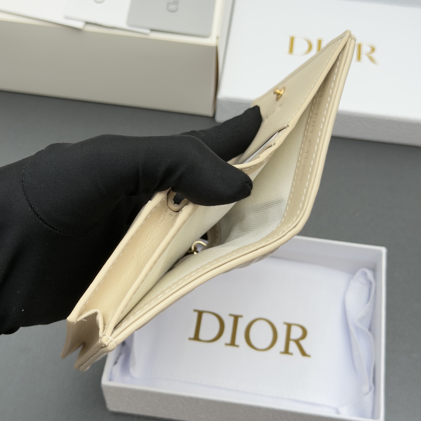 Dior 迷你Lady Gardenia钱包系列这款钱包设计精巧 空间宽敞 采用羊皮皮革精心制作
