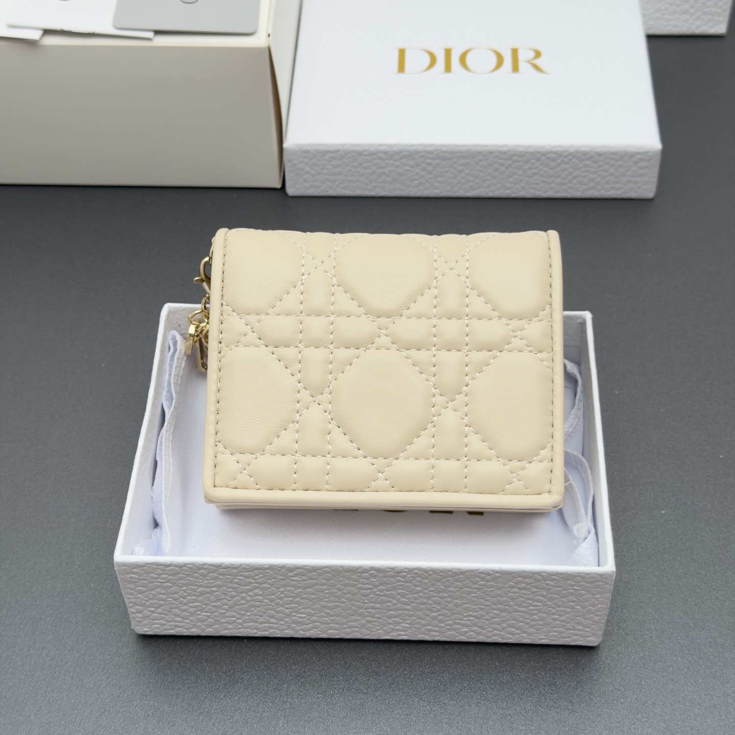 Dior 迷你Lady Gardenia钱包系列这款钱包设计精巧 空间宽敞 采用羊皮皮革精心制作