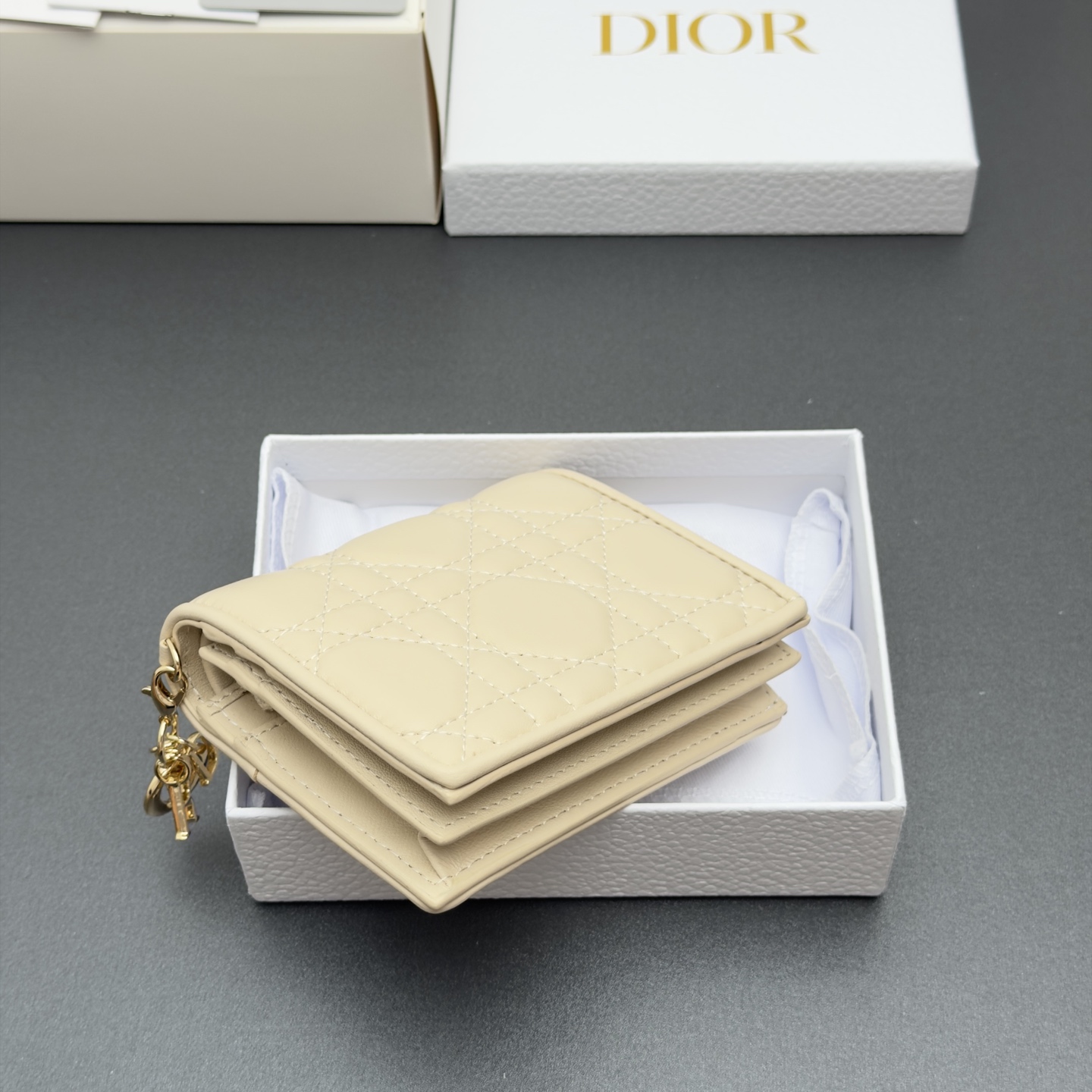 Dior 迷你Lady Gardenia钱包系列这款钱包设计精巧 空间宽敞 采用羊皮皮革精心制作