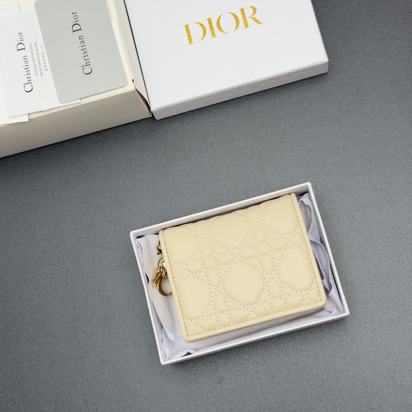 Dior 迷你Lady Gardenia钱包系列这款钱包设计精巧 空间宽敞 采用羊皮皮革精心制作