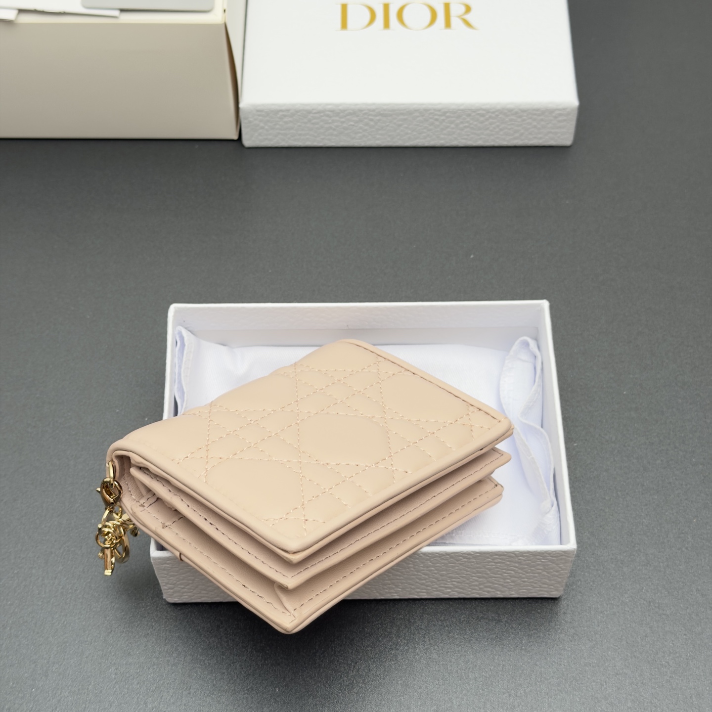 Dior 迷你Lady Gardenia钱包系列这款钱包设计精巧 空间宽敞 采用羊皮皮革精心制作