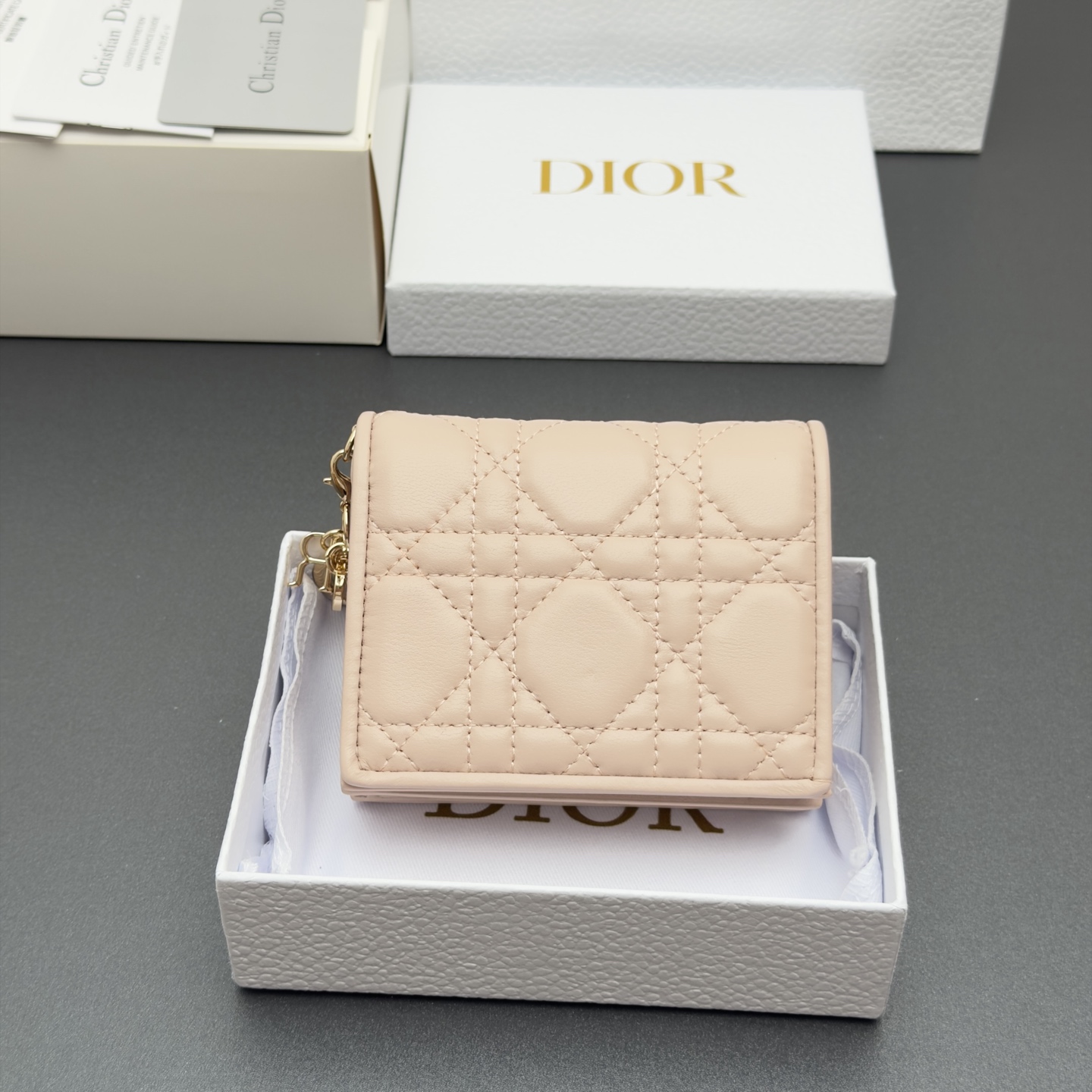 Dior 迷你Lady Gardenia钱包系列这款钱包设计精巧 空间宽敞 采用羊皮皮革精心制作