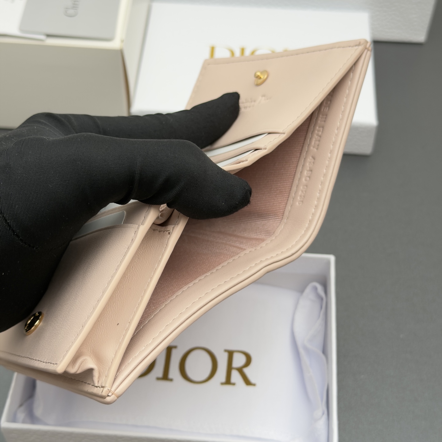 Dior 迷你Lady Gardenia钱包系列这款钱包设计精巧 空间宽敞 采用羊皮皮革精心制作