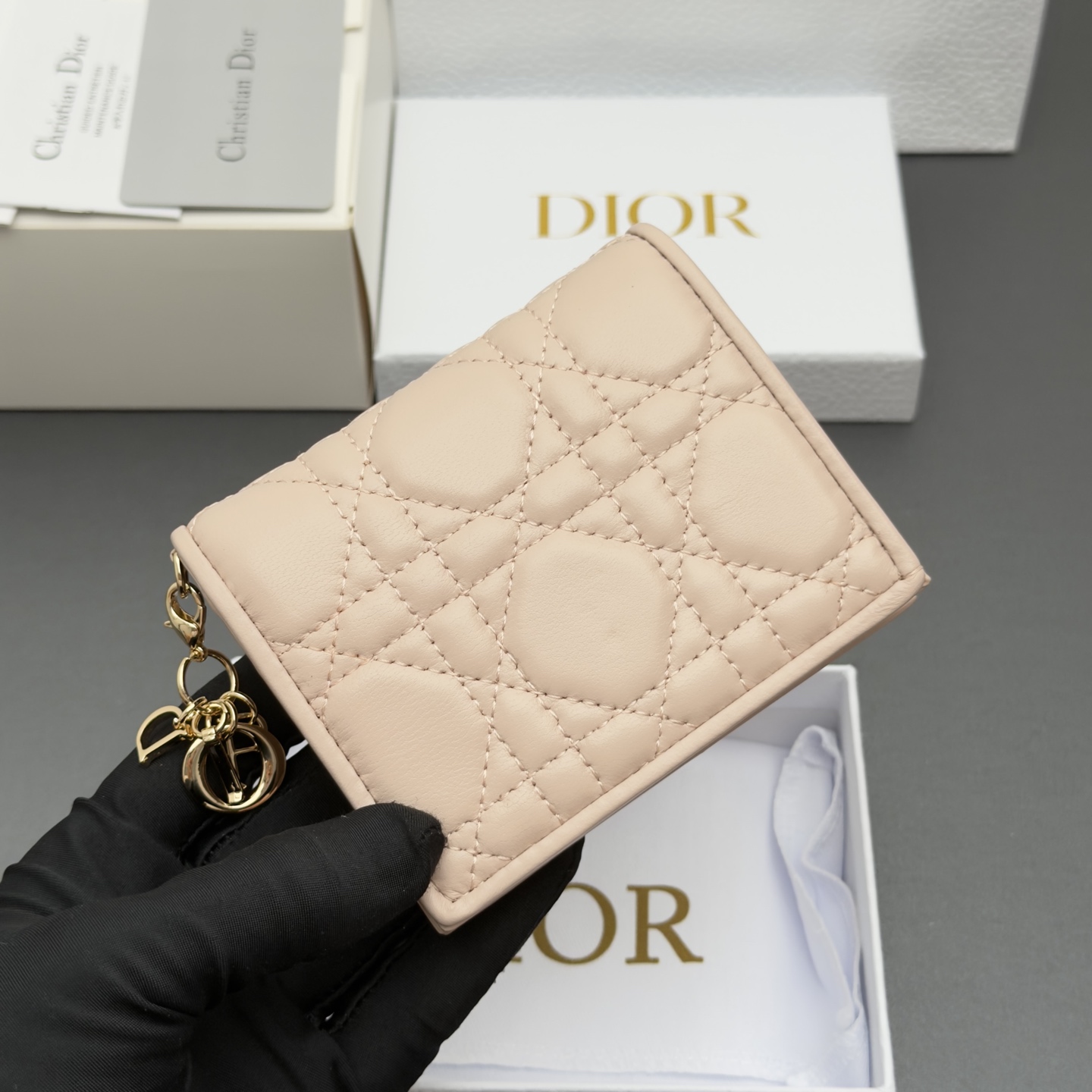 Dior 迷你Lady Gardenia钱包系列这款钱包设计精巧 空间宽敞 采用羊皮皮革精心制作