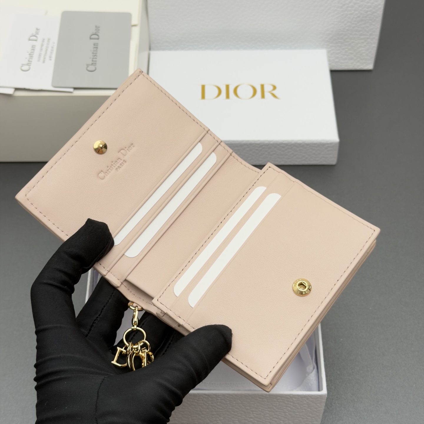 Dior 迷你Lady Gardenia钱包系列这款钱包设计精巧 空间宽敞 采用羊皮皮革精心制作