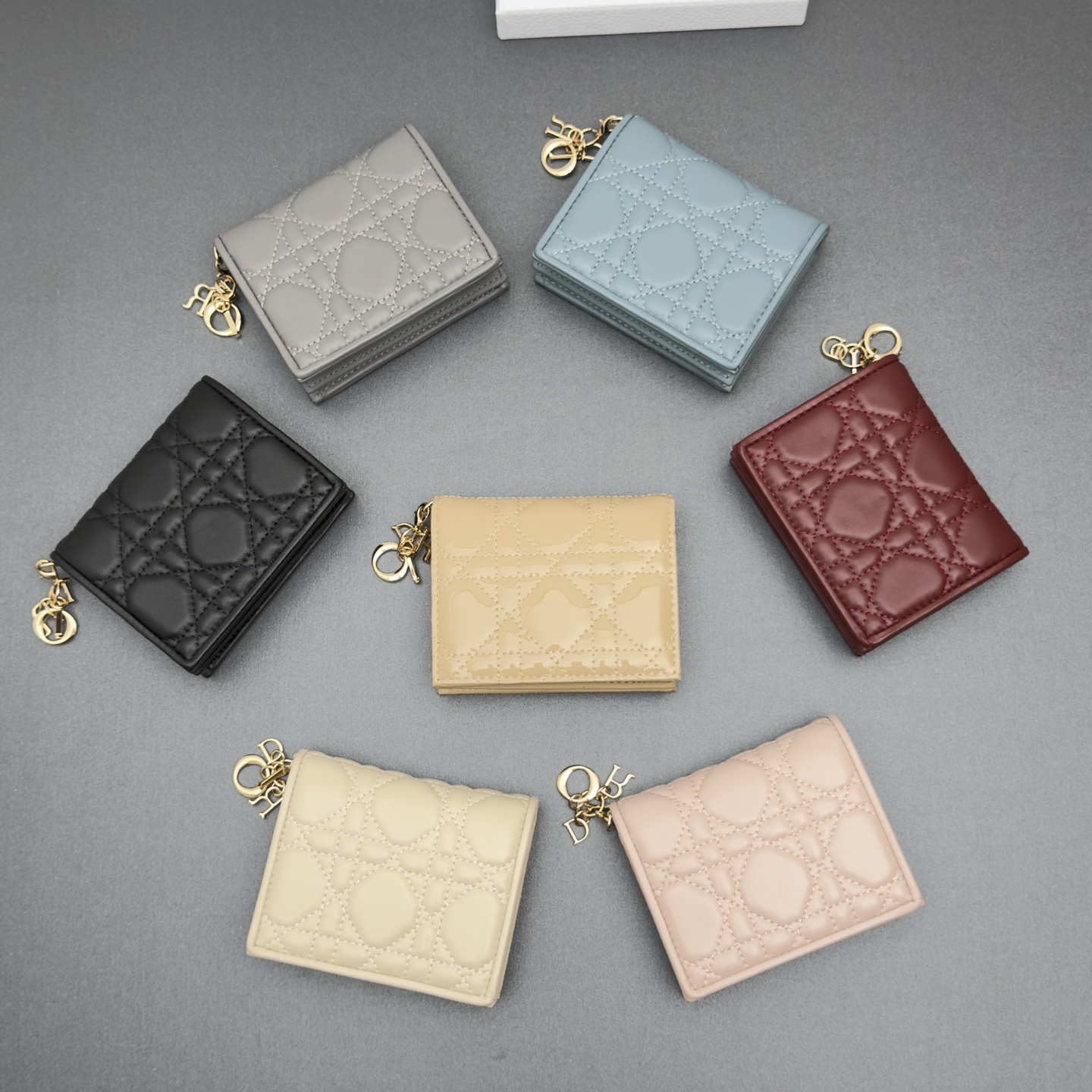 NO:940799,[Mini Lady Gardenia Wallet Series] This wallet has a compact design and spacious space. It is carefully made of sheepskin leather, with cannage pattern topstitching and detachable brand charms, creating a fashionable and classic shape. 5 card slots, 1 cash compartment, 1 slip pocket, 1 zipper pocket Model S0178 Size w11×h9×d3cm, Dior wallet, dior, wallets, sheepskin19860909【迷你Lady Gardenia钱包系列】 这款钱包设计精巧,空间宽敞.采用羊皮皮革精心制作,搭配藤格纹缉面线和可拆的品牌吊饰,打造时尚经典的造型.5个卡槽,1个现金隔层,1个插袋,1个拉链口袋 型号S0178 尺寸w11×h9×d3cm,迪奥钱包,dior,wallets,sheepskin,Bag