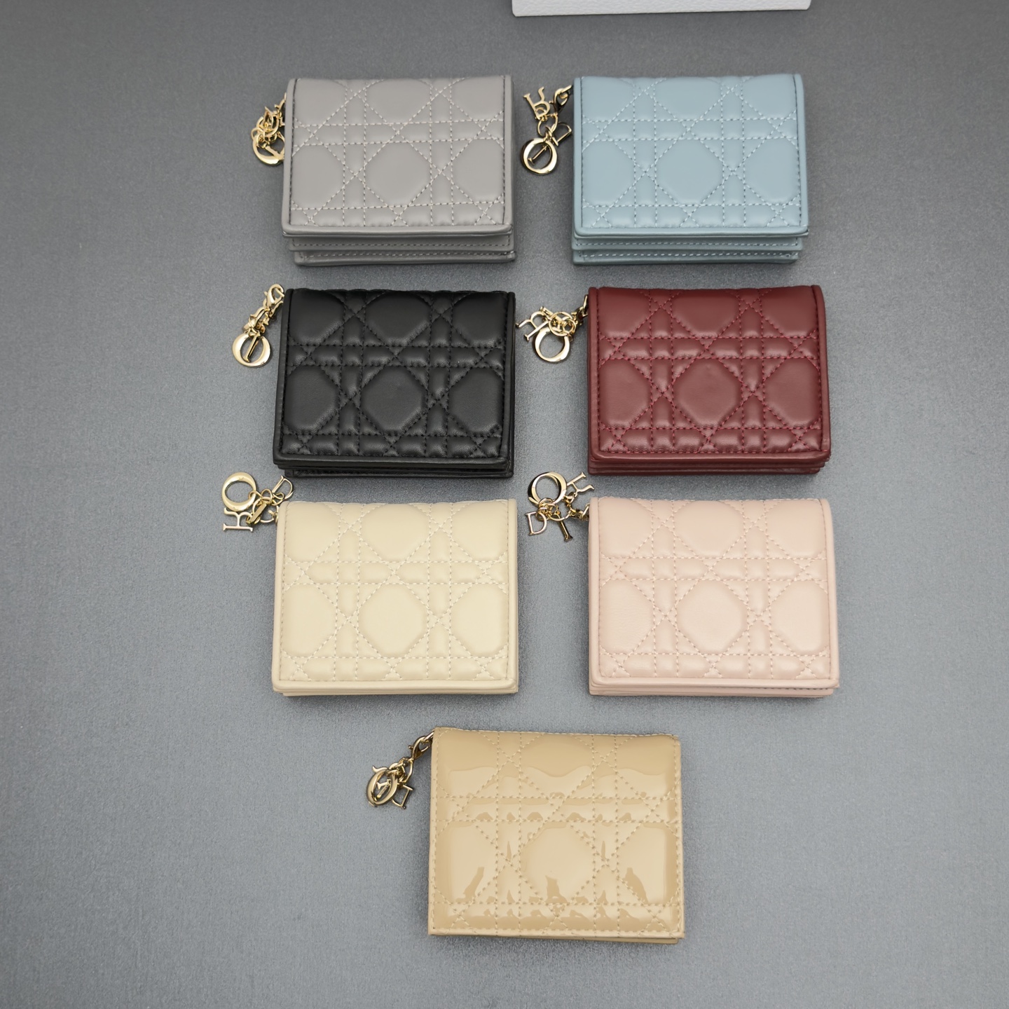 NO:940801,[Mini Lady Gardenia Wallet Series] This wallet has a compact design and spacious space. It is carefully made of leather, with cannage pattern topstitching and detachable brand charms, creating a fashionable and classic shape. 5 card slots, 1 cash compartment, 1 slip pocket, 1 zipper pocket. Model S0178 size w11×h9×d3cm, Dior wallet, dior, wallets19860909【迷你Lady Gardenia钱包系列】 这款钱包设计精巧,空间宽敞.采用皮革精心制作,搭配藤格纹缉面线和可拆的品牌吊饰,打造时尚经典的造型.5个卡槽,1个现金隔层,1个插袋,1个拉链口袋 型号S0178 尺寸w11×h9×d3cm,迪奥钱包,dior,wallets,Bag