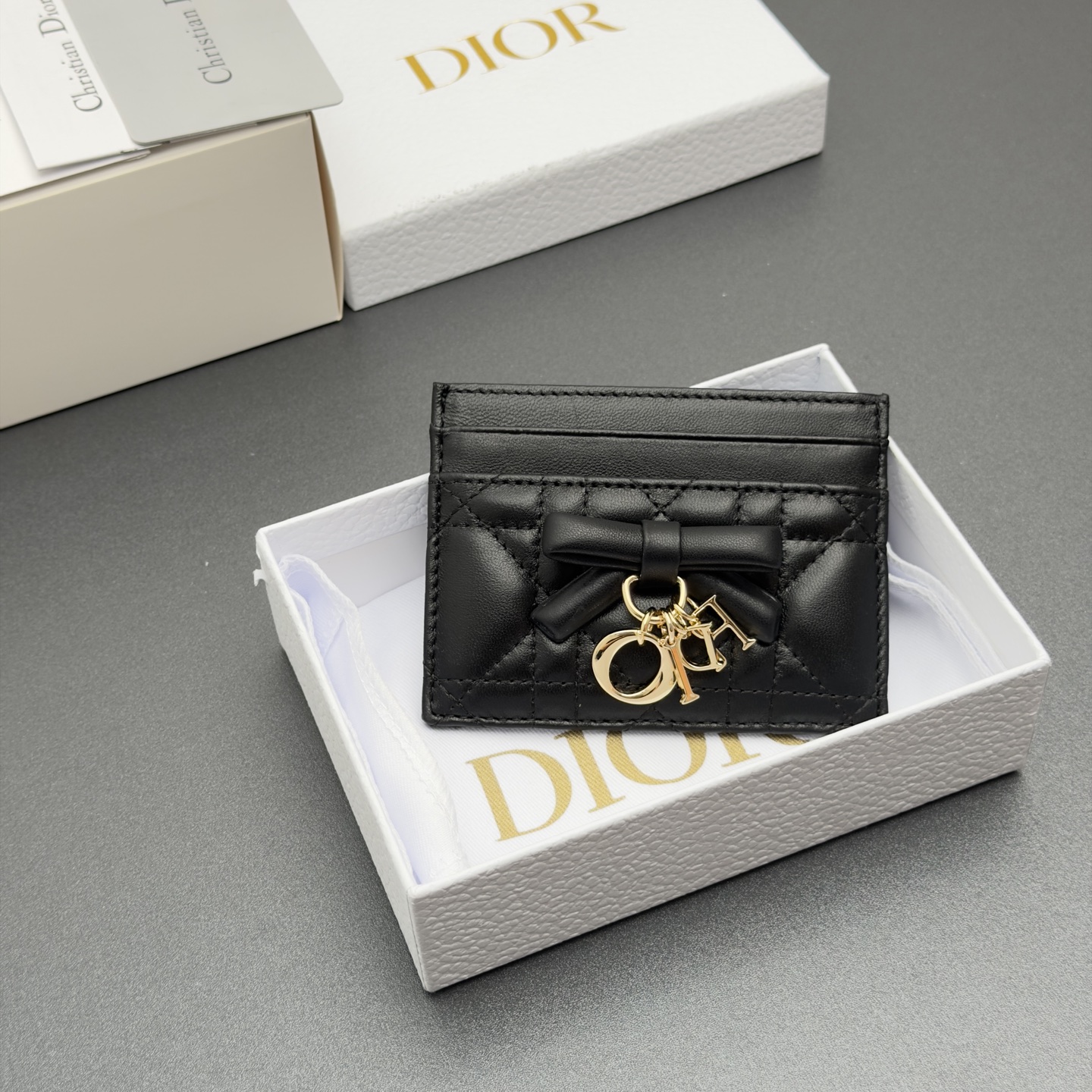 Dior Lady Freesia卡夹系列采用柔软羊皮革等材料精心制作 搭配藤格纹缉面线