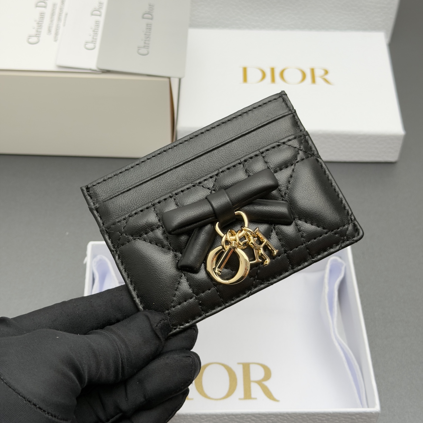 Dior Lady Freesia卡夹系列采用柔软羊皮革等材料精心制作 搭配藤格纹缉面线